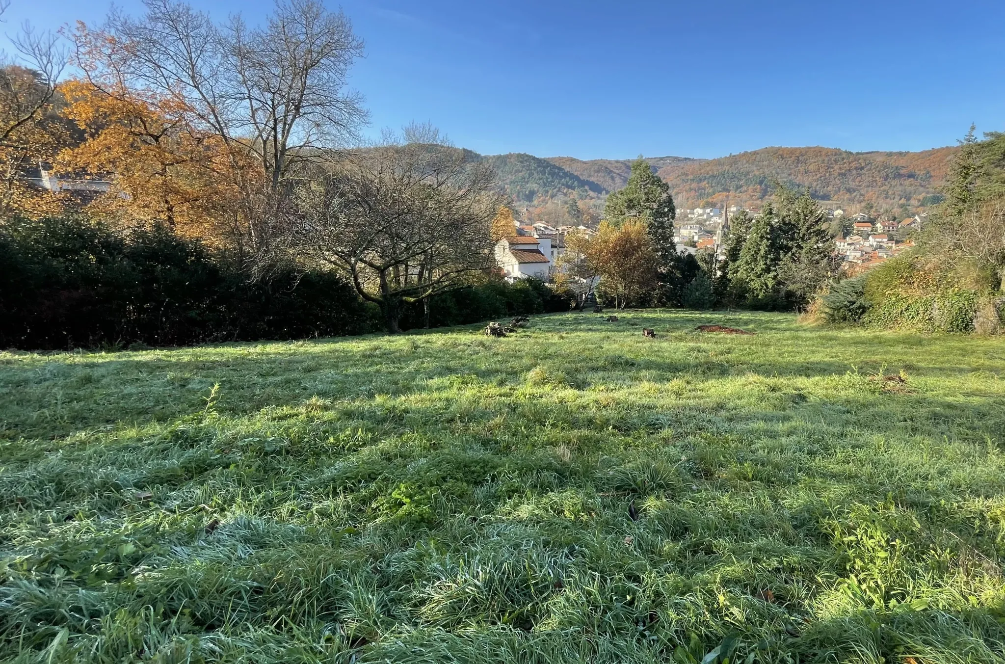 Terrain constructible de 532 m² à Nohanent avec vue panoramique