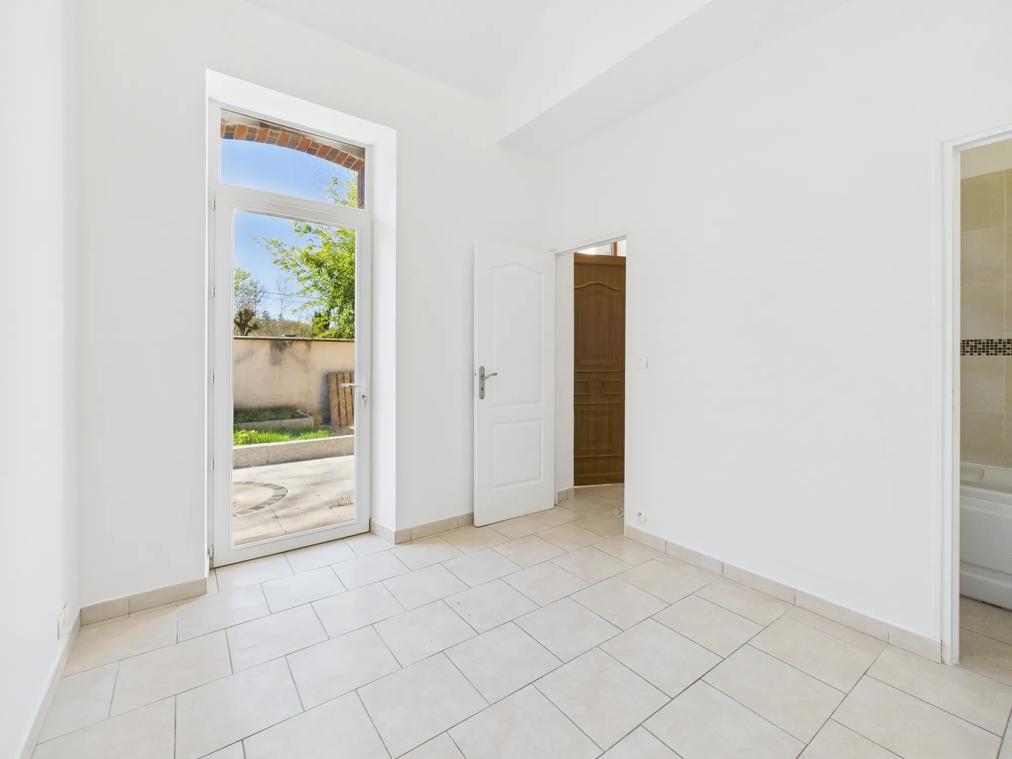 Maison rénovée de 88 m² avec 3 chambres et terrasse proche Nemours et Fontainebleau 