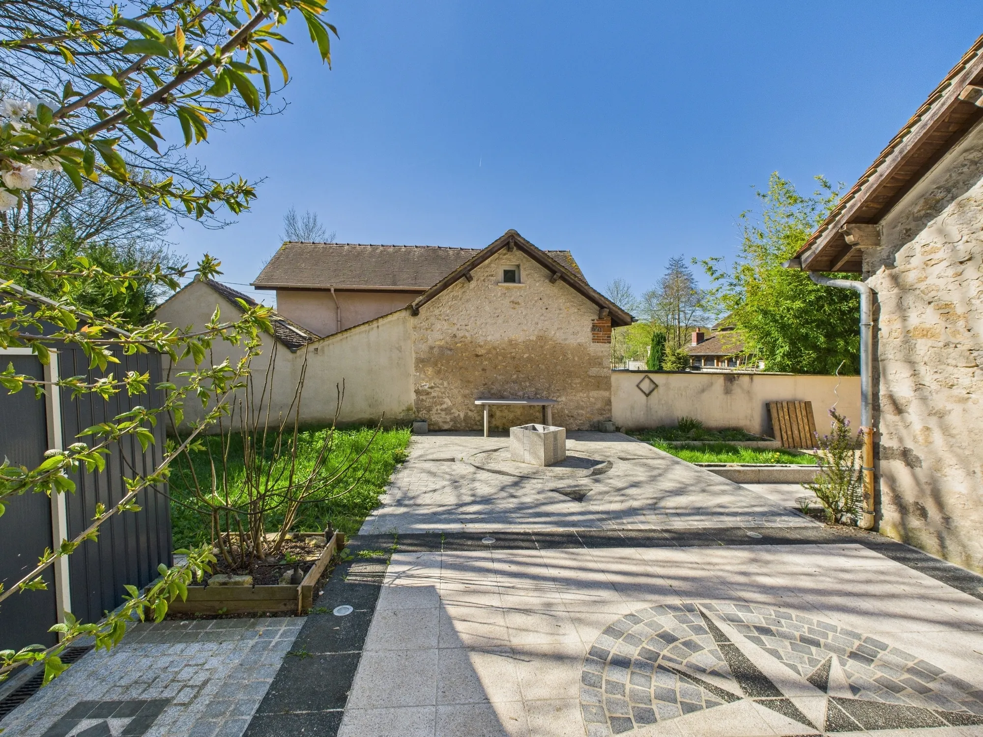 Maison rénovée de 88 m² avec 3 chambres et terrasse proche Nemours et Fontainebleau 