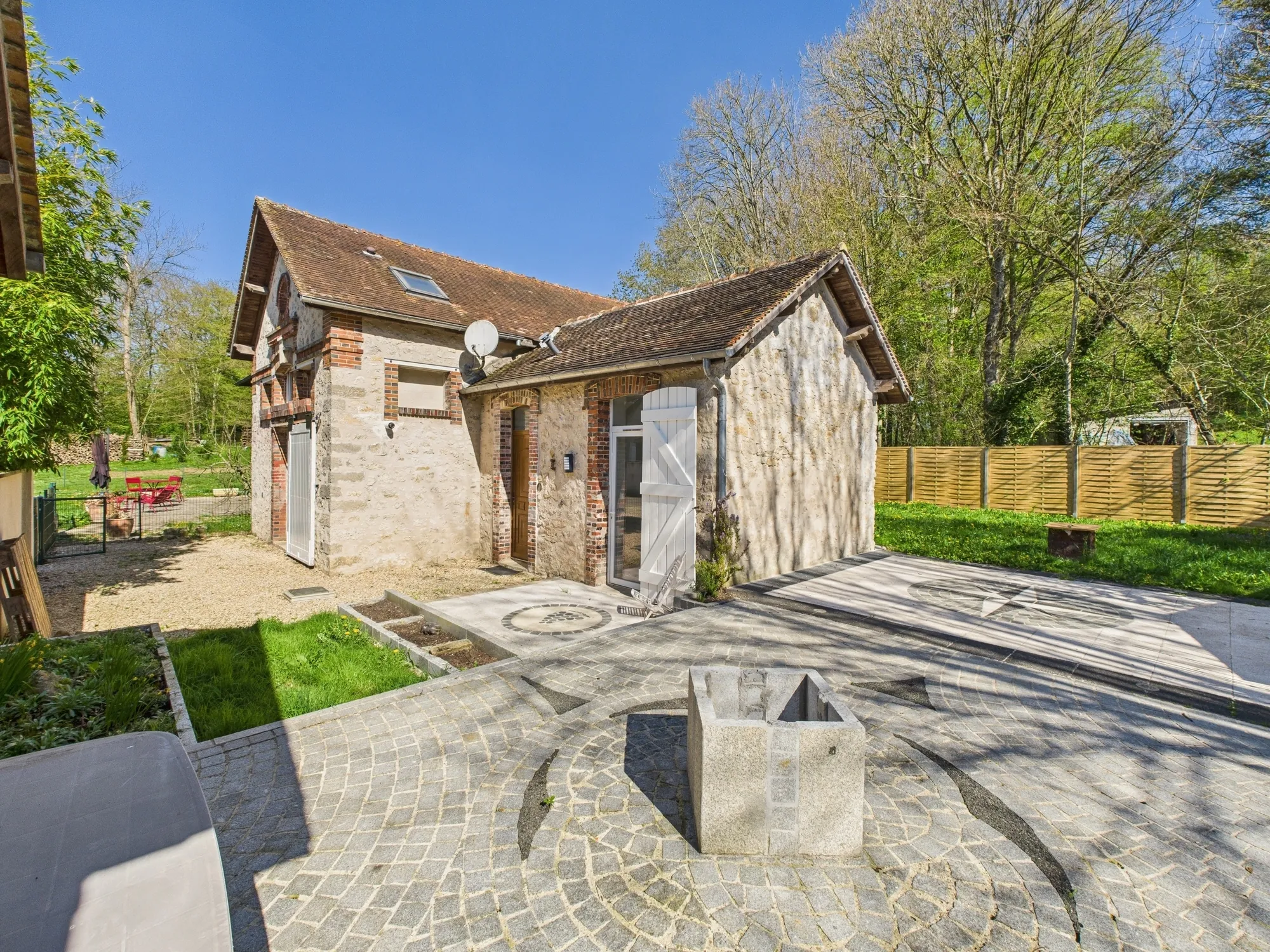 Maison rénovée de 88 m² avec 3 chambres et terrasse proche Nemours et Fontainebleau