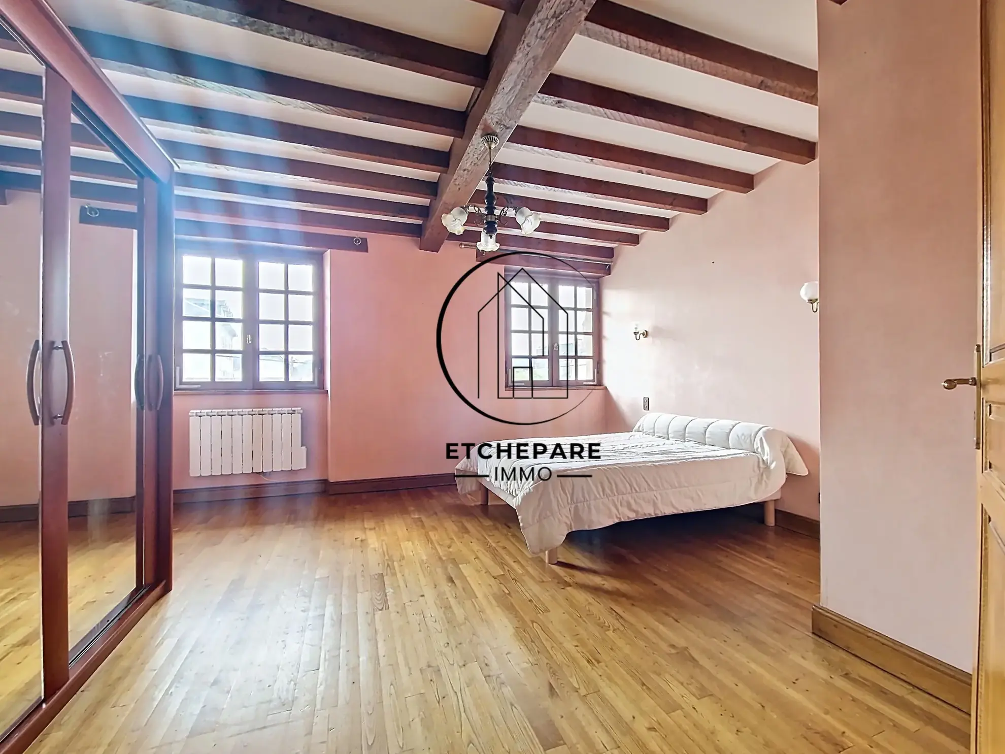 Grande maison de centre-ville à Mauléon-Licharre avec garage et terrain clôturé 