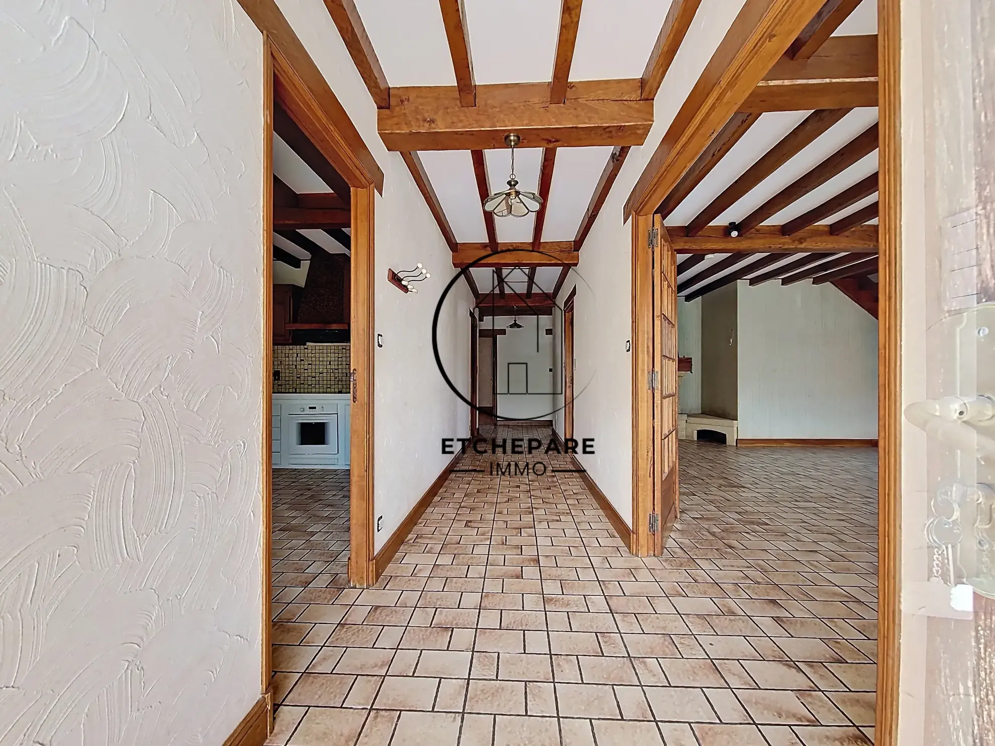 Grande maison de centre-ville à Mauléon-Licharre avec garage et terrain clôturé 