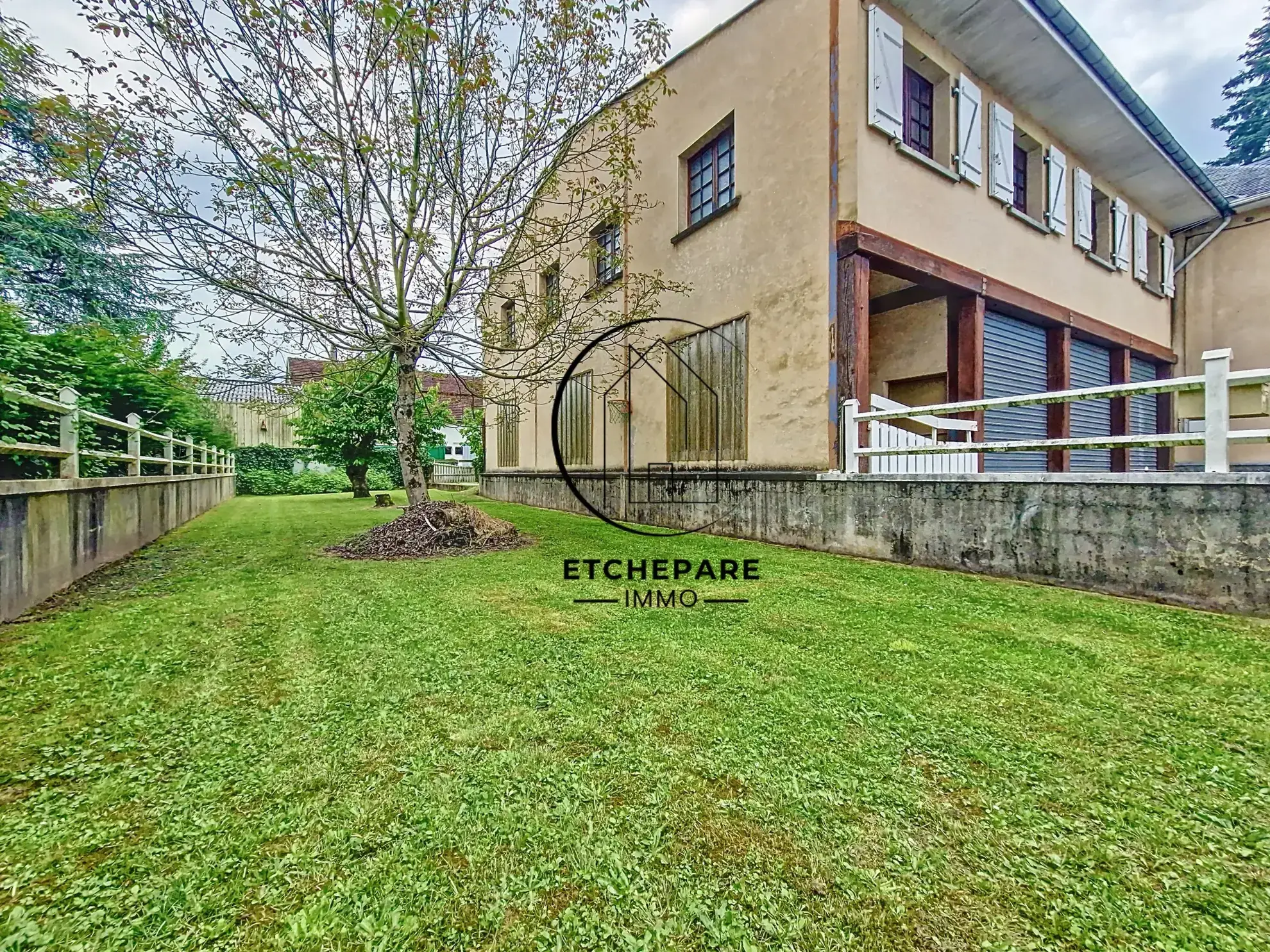 Grande maison de centre-ville à Mauléon-Licharre avec garage et terrain clôturé 