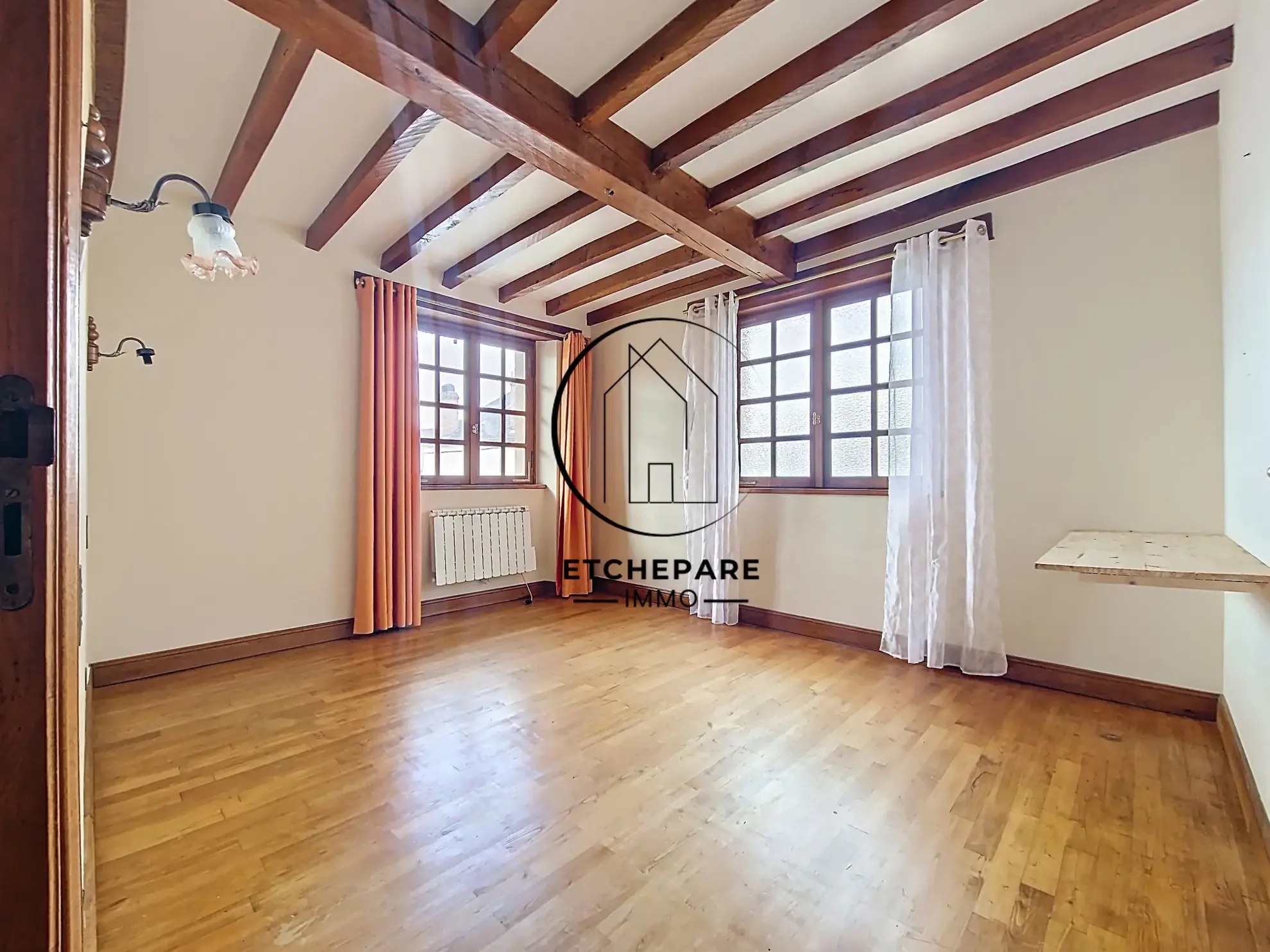 Grande maison de centre-ville à Mauléon-Licharre avec garage et terrain clôturé 