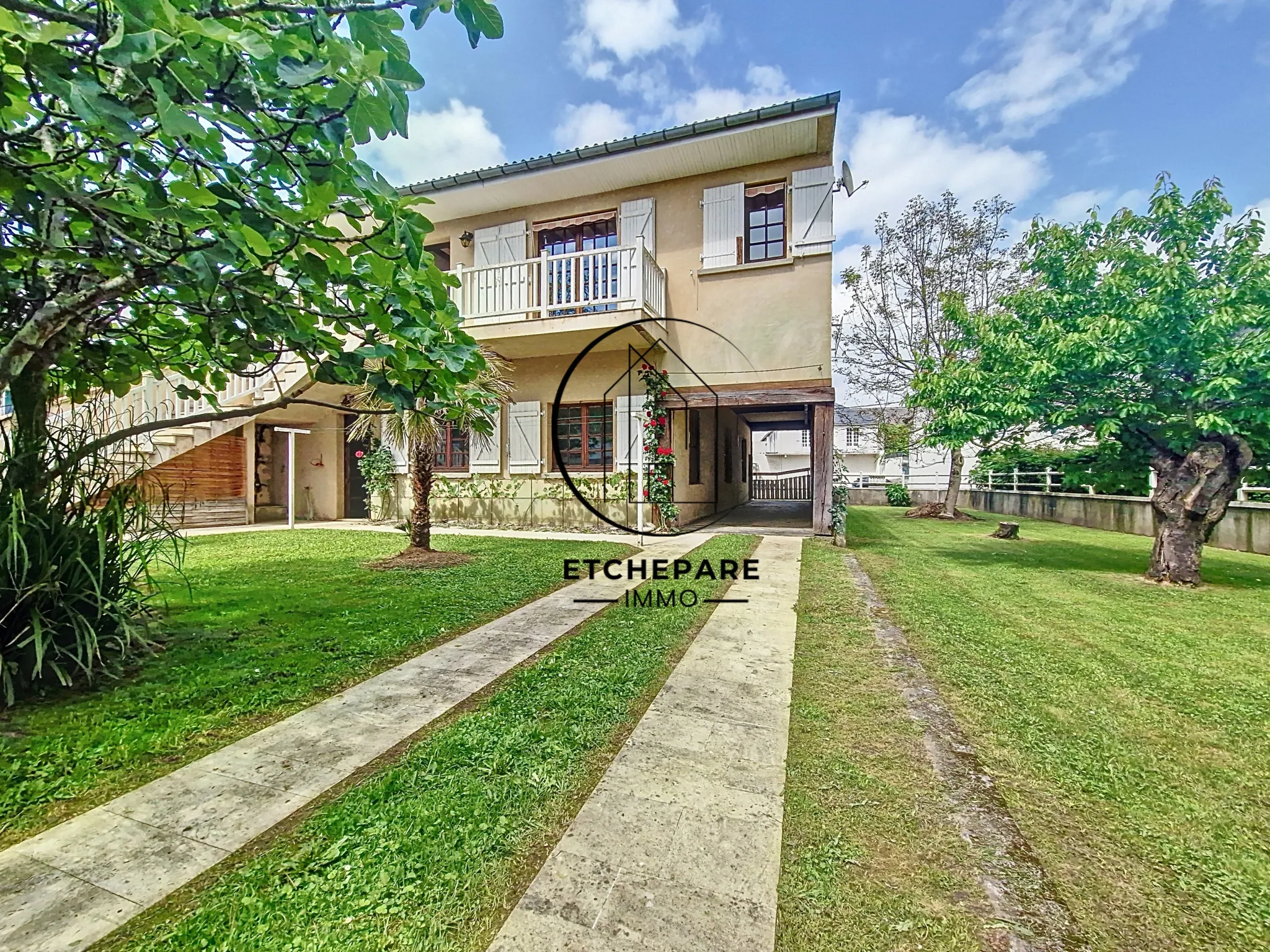 Grande maison de centre-ville à Mauléon-Licharre avec garage et terrain clôturé 