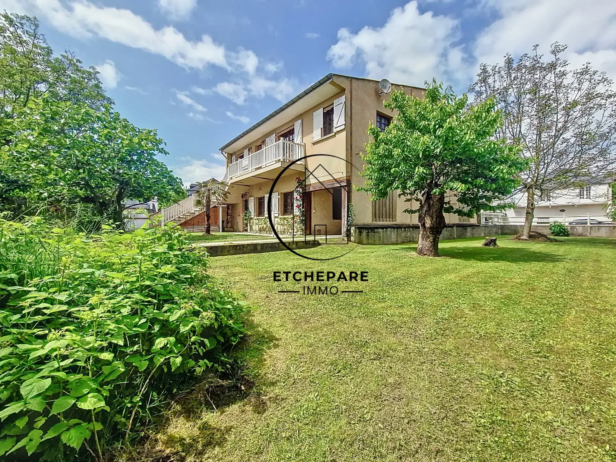 Grande maison de centre-ville à Mauléon-Licharre avec garage et terrain clôturé 