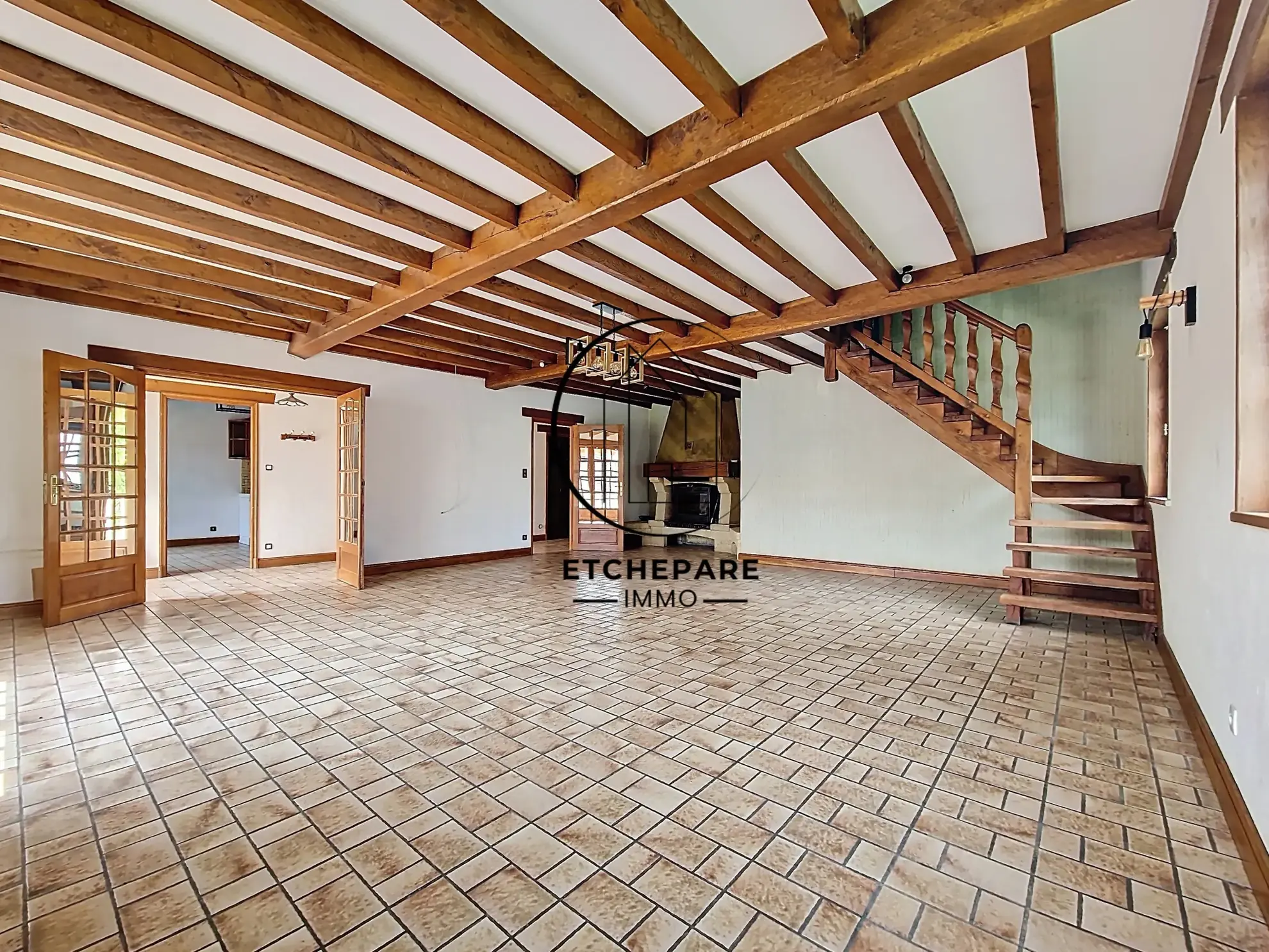 Grande maison de centre-ville à Mauléon-Licharre avec garage et terrain clôturé 