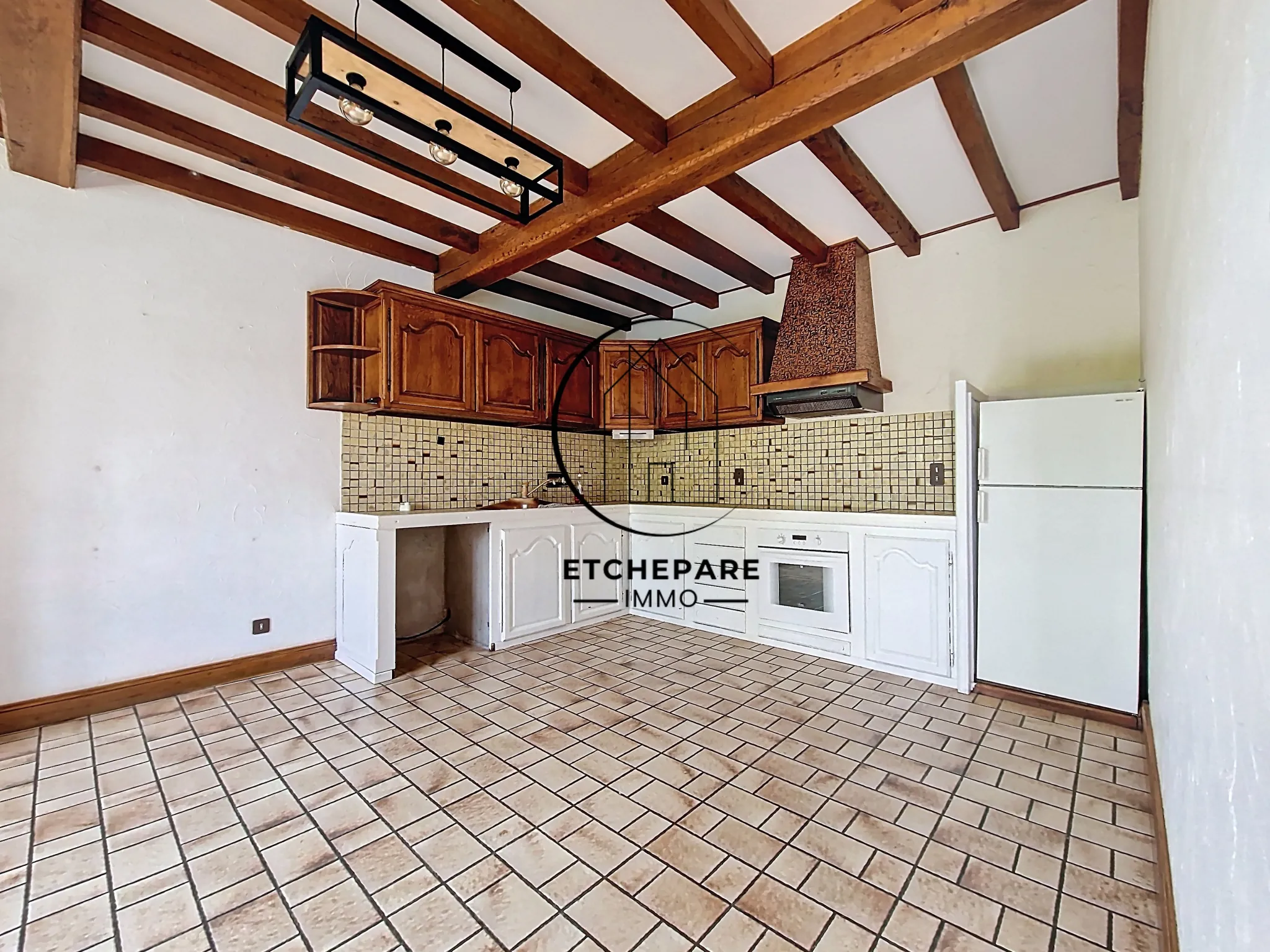 Grande maison de centre-ville à Mauléon-Licharre avec garage et terrain clôturé 