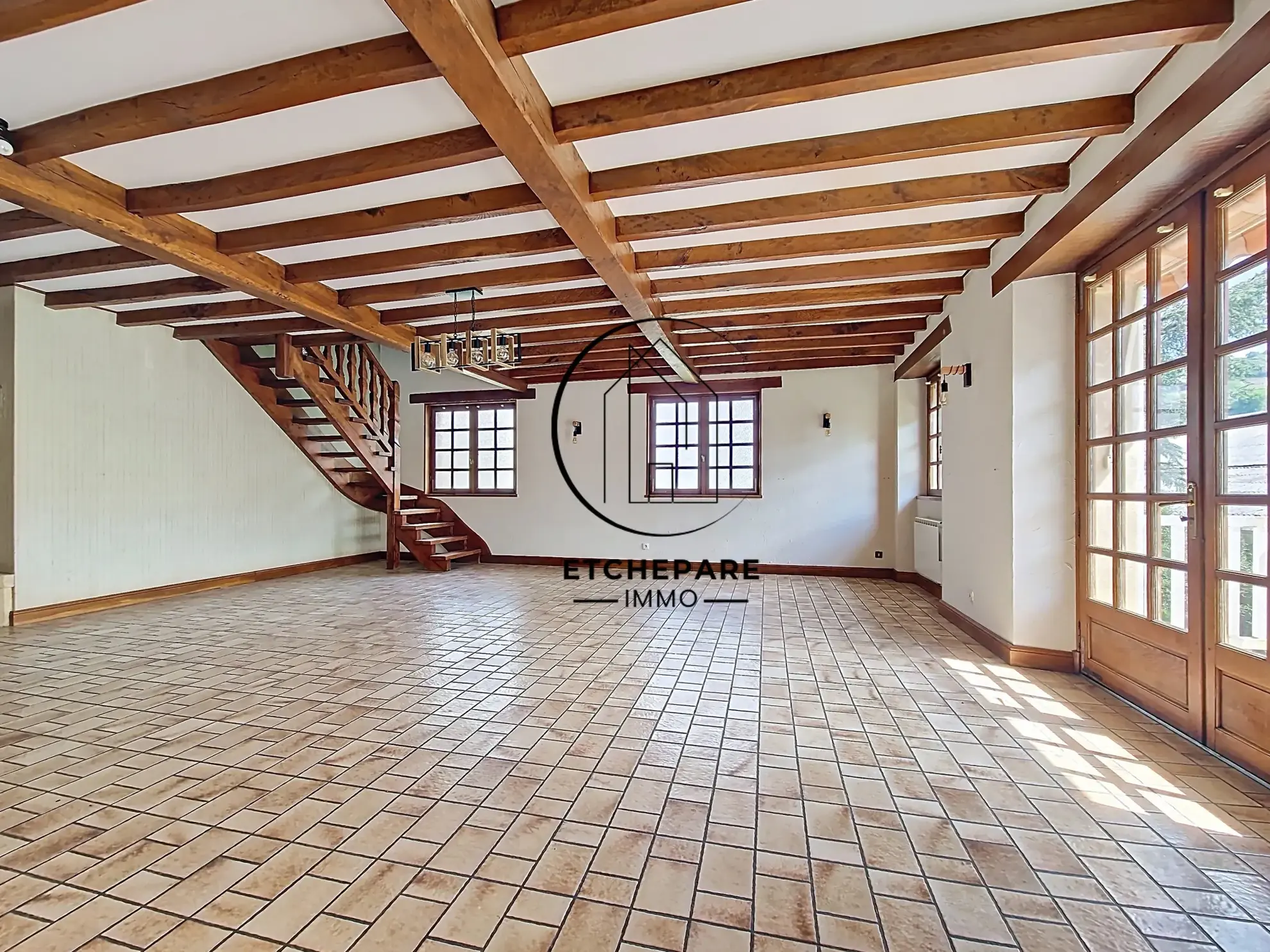 Grande maison de centre-ville à Mauléon-Licharre avec garage et terrain clôturé 