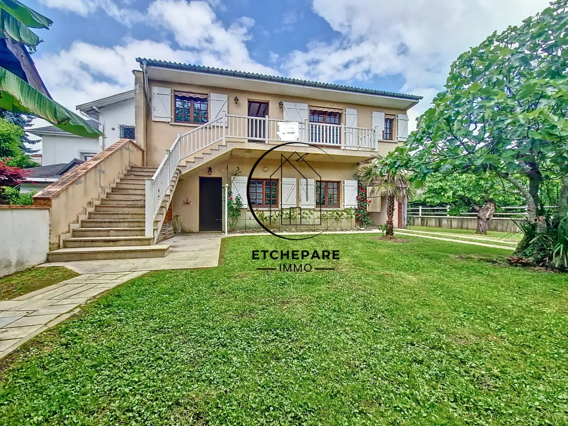 Grande maison de centre-ville à Mauléon-Licharre avec garage et terrain clôturé