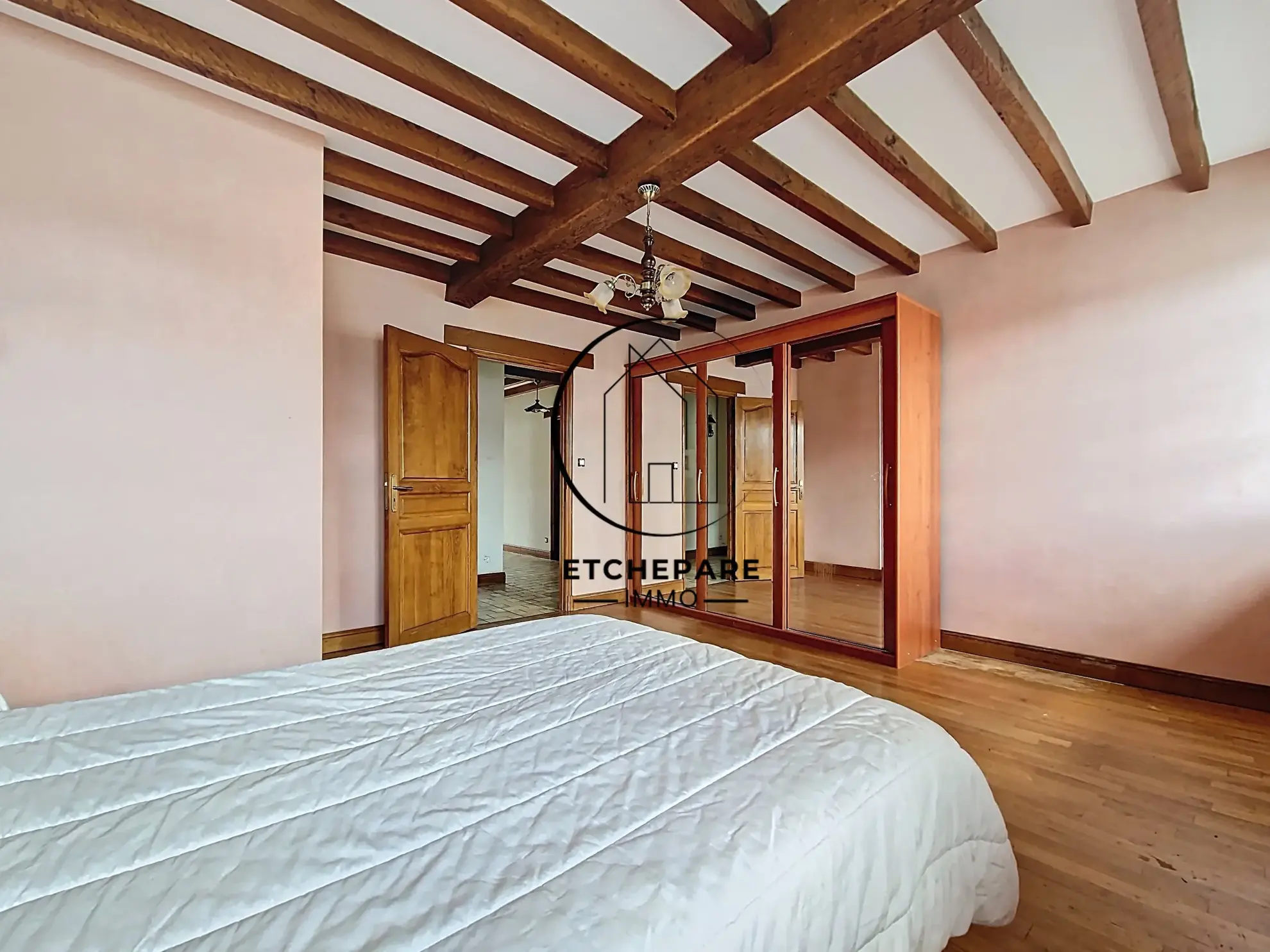 Grande maison de centre-ville à Mauléon-Licharre avec garage et terrain clôturé 