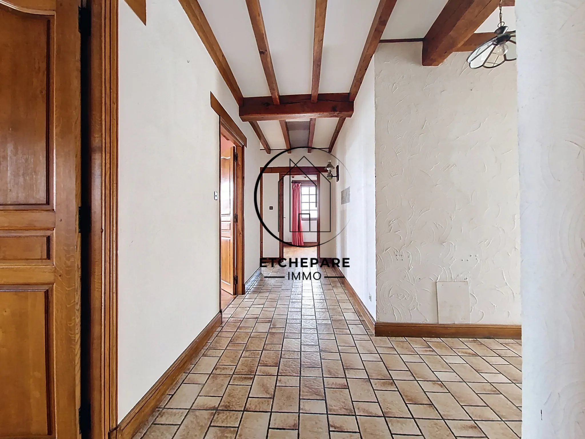 Grande maison de centre-ville à Mauléon-Licharre avec garage et terrain clôturé 