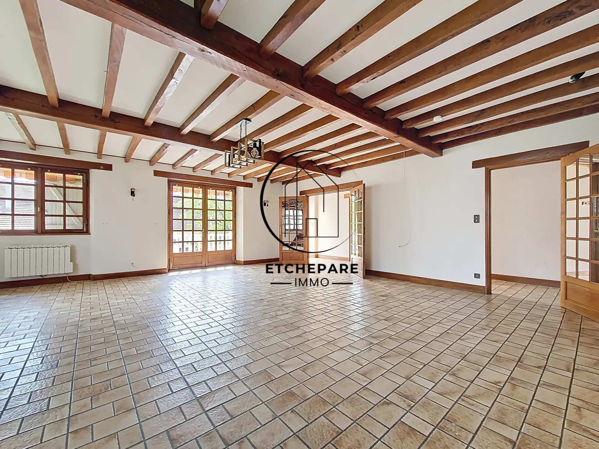 Grande maison de centre-ville à Mauléon-Licharre avec garage et terrain clôturé 