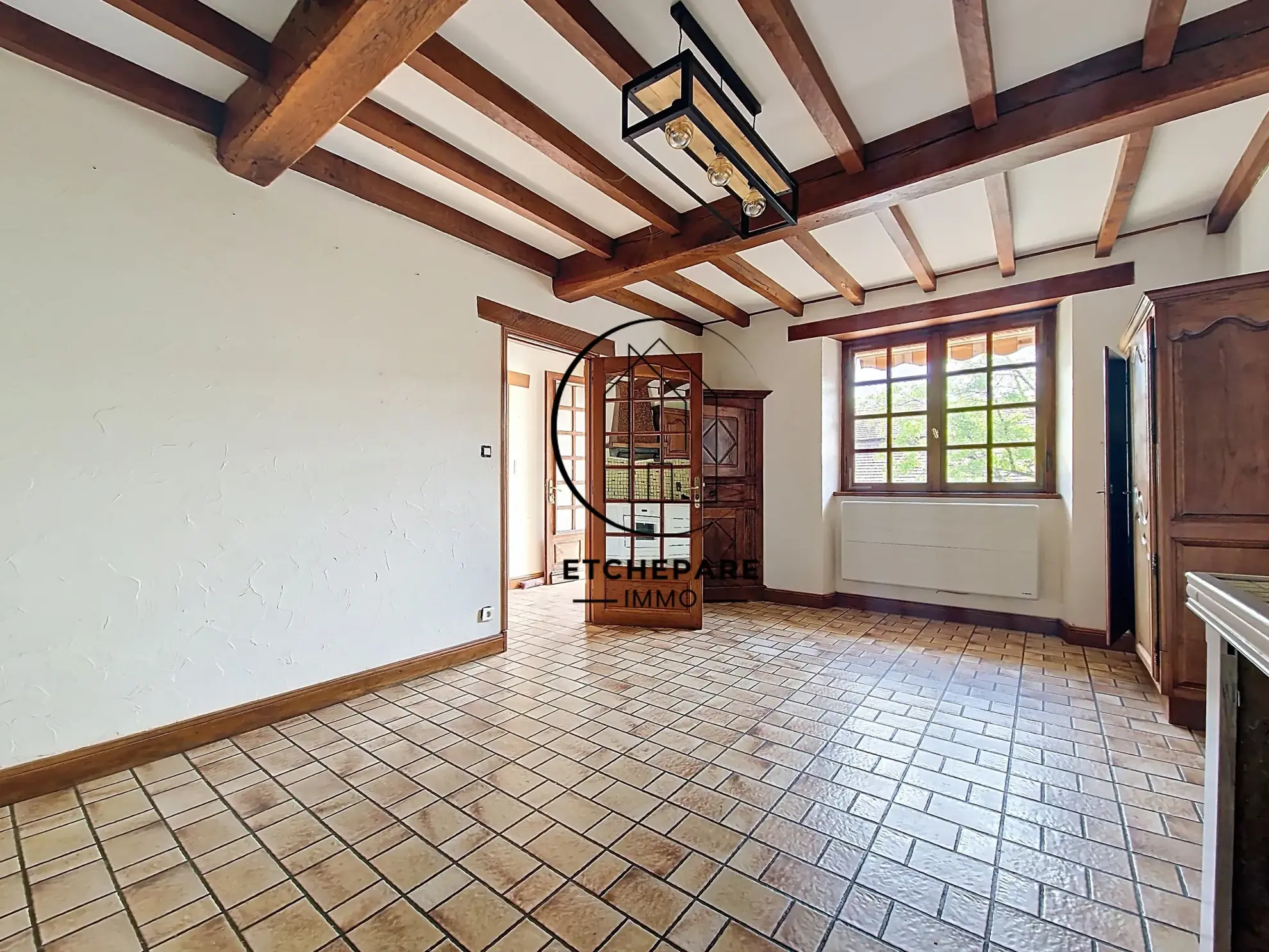 Grande maison de centre-ville à Mauléon-Licharre avec garage et terrain clôturé 