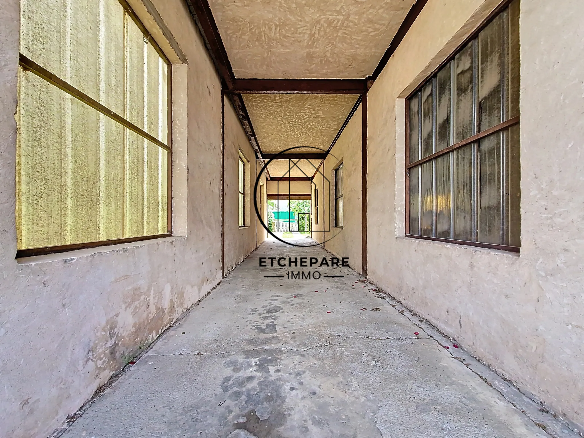 Grande maison de centre-ville à Mauléon-Licharre avec garage et terrain clôturé 