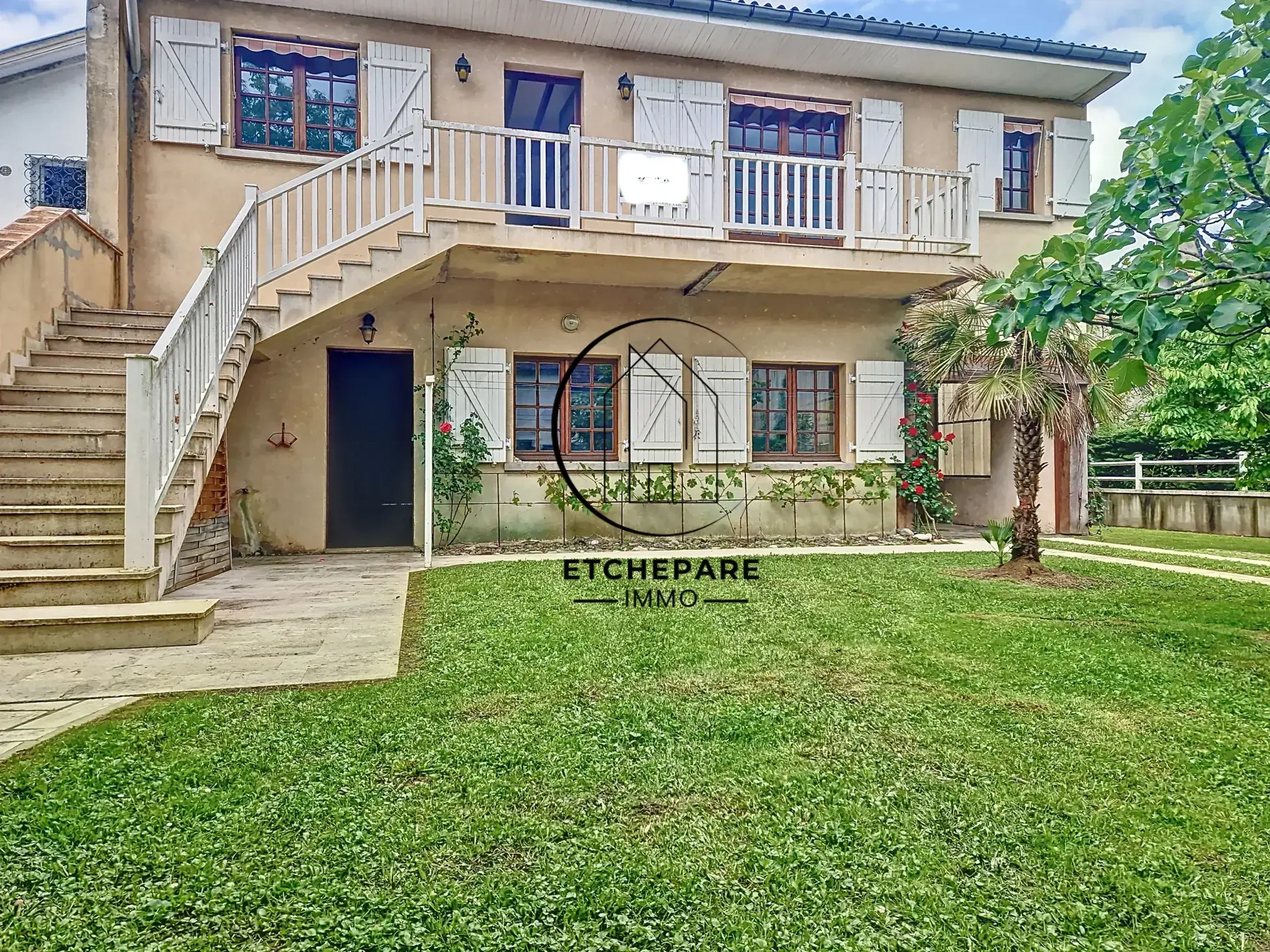 Grande maison de centre-ville à Mauléon-Licharre avec garage et terrain clôturé 
