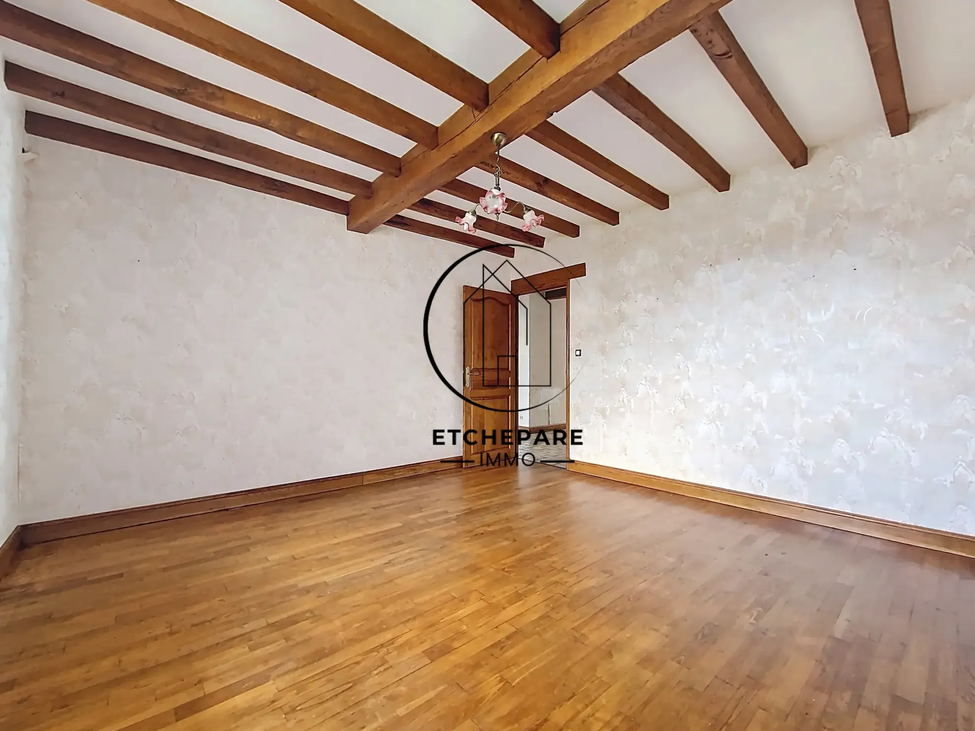 Grande maison de centre-ville à Mauléon-Licharre avec garage et terrain clôturé 