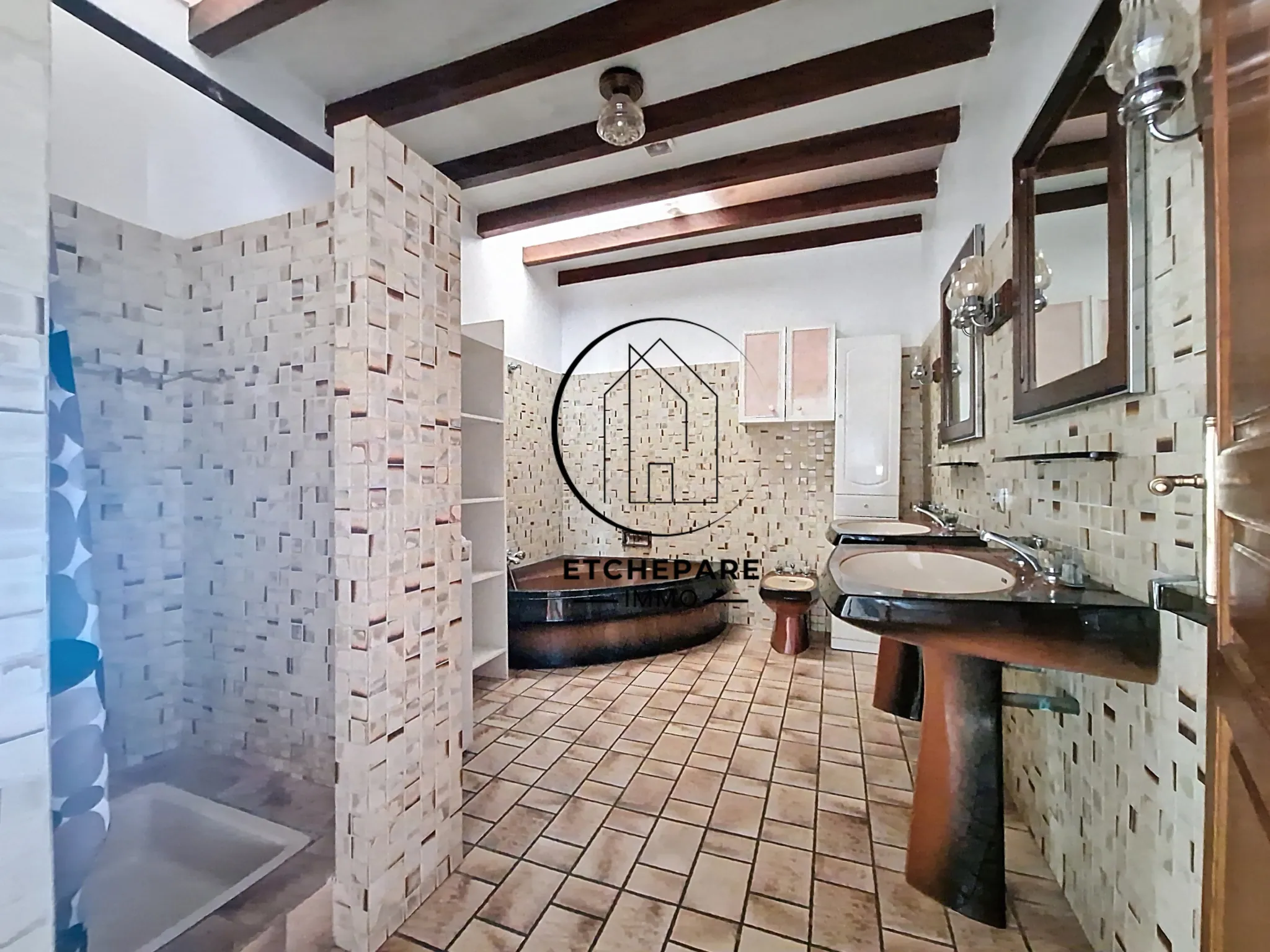 Grande maison de centre-ville à Mauléon-Licharre avec garage et terrain clôturé 