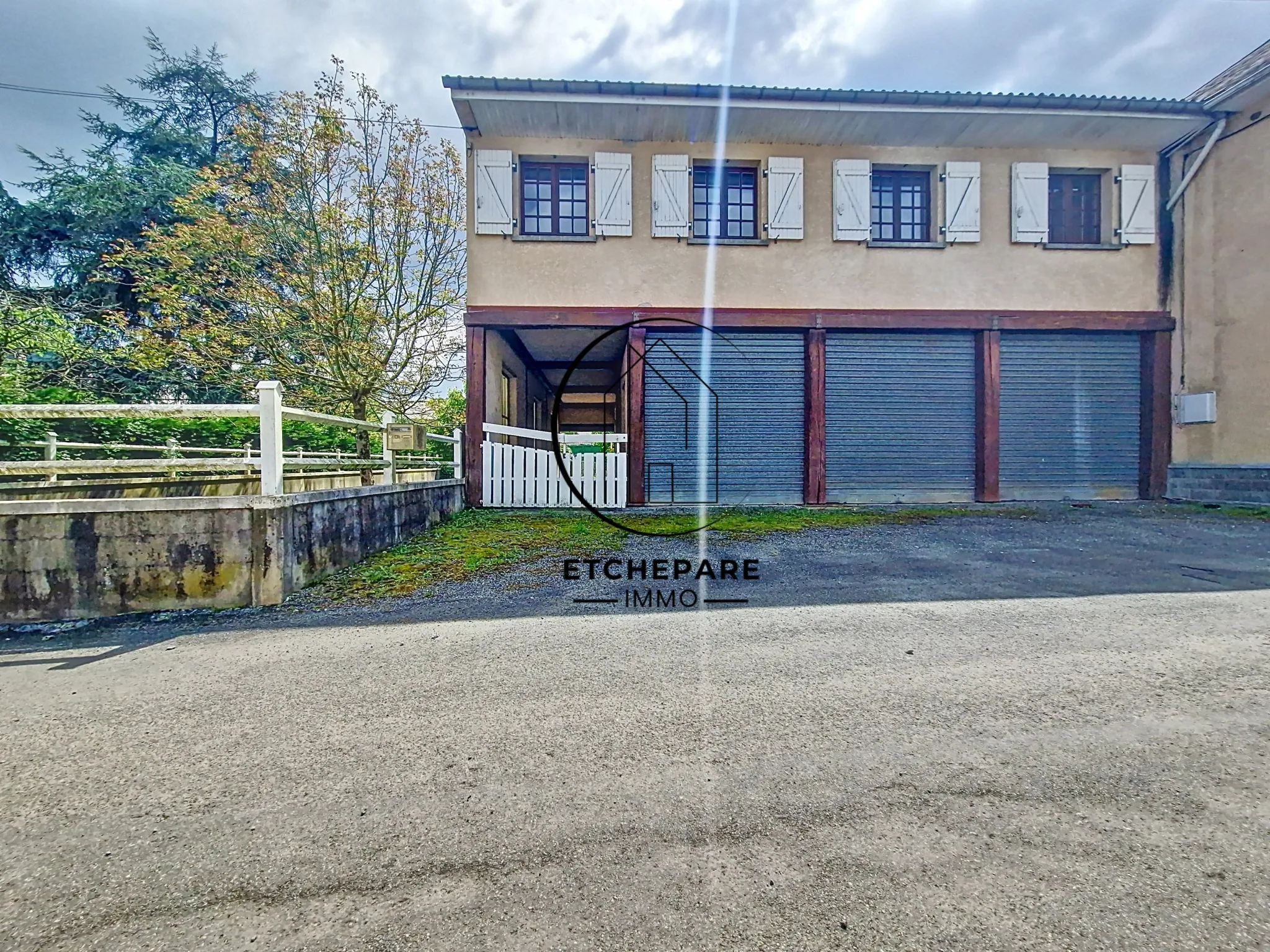 Grande maison de centre-ville à Mauléon-Licharre avec garage et terrain clôturé 