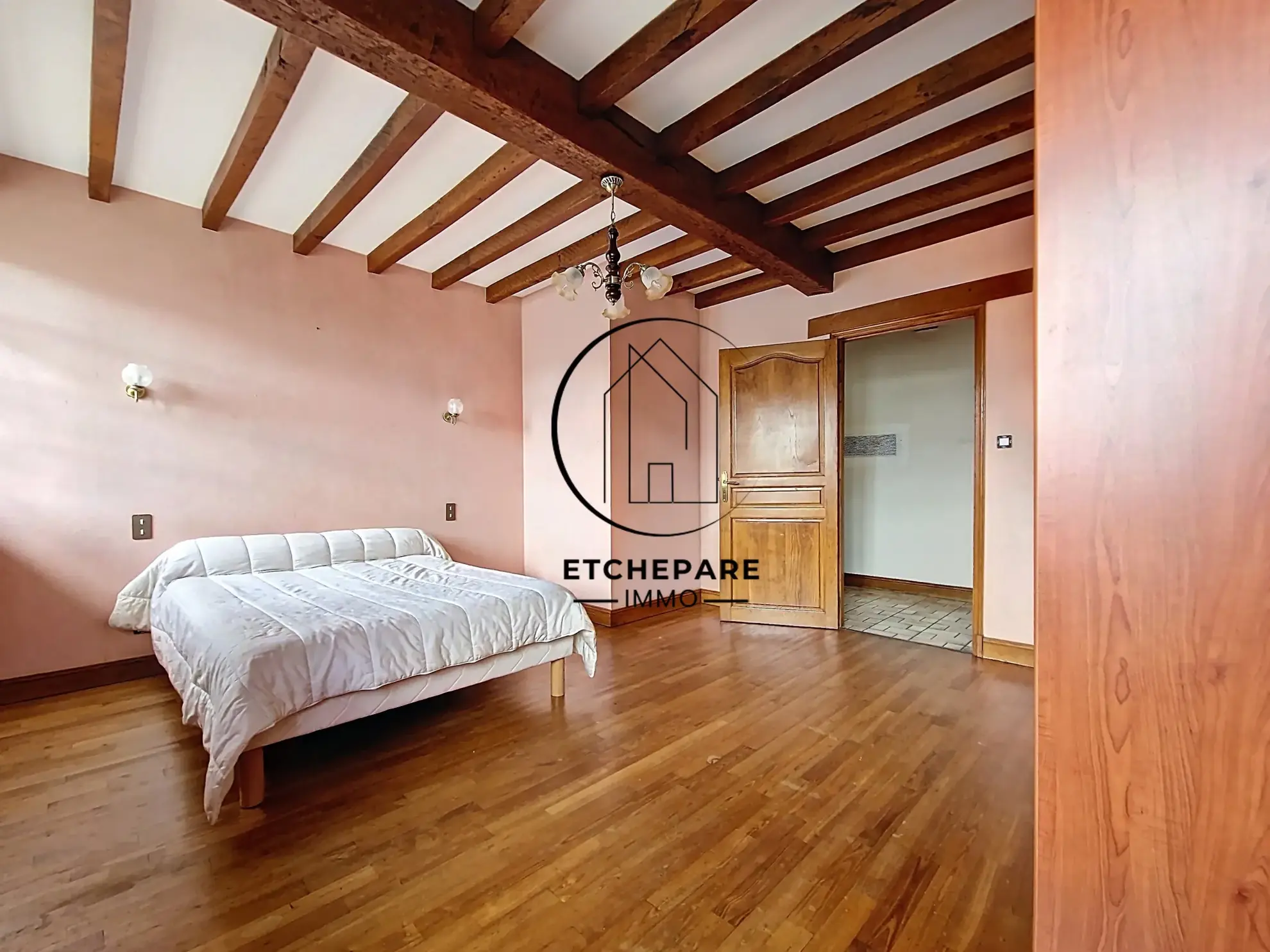 Grande maison de centre-ville à Mauléon-Licharre avec garage et terrain clôturé 