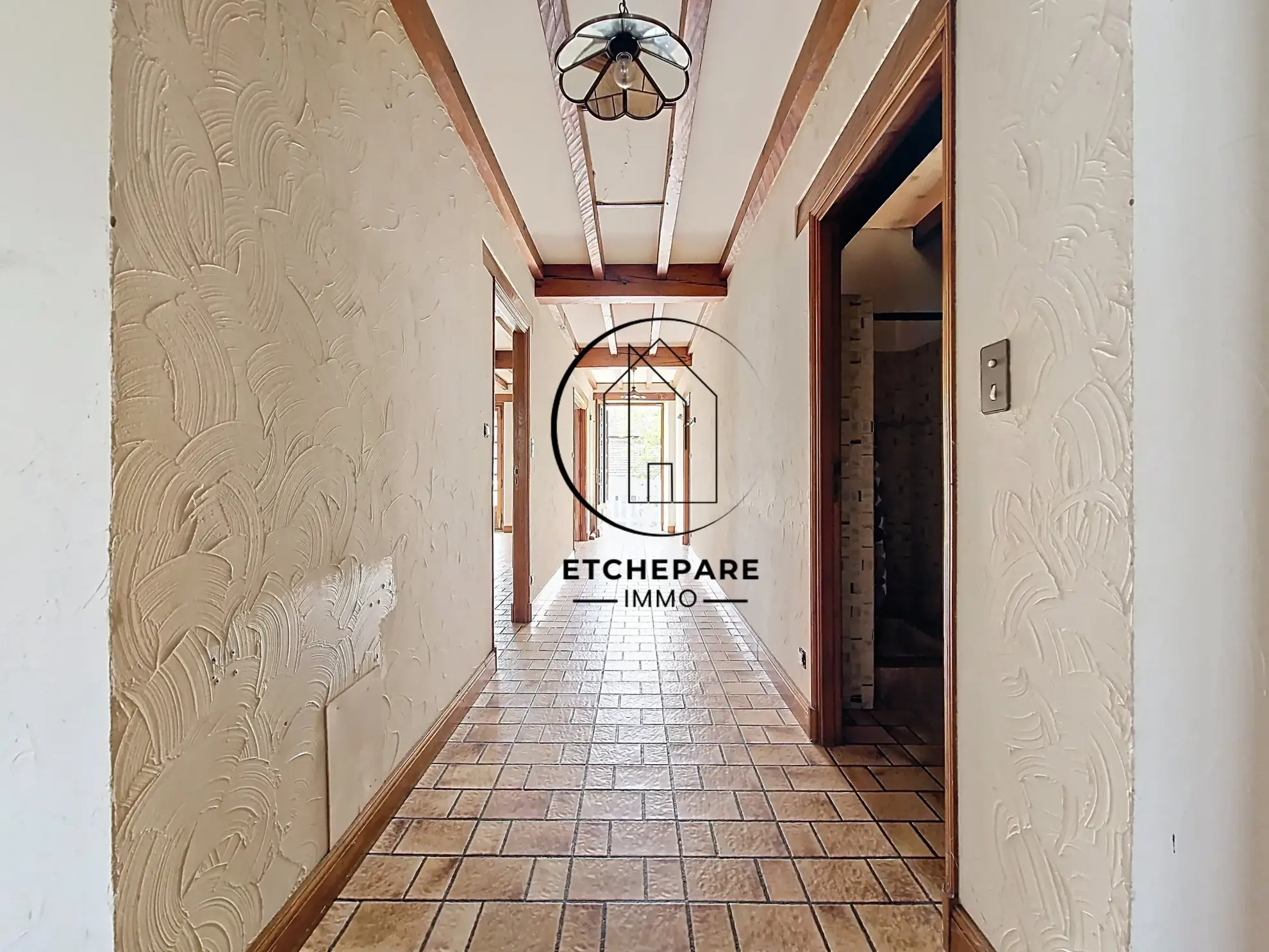 Grande maison de centre-ville à Mauléon-Licharre avec garage et terrain clôturé 