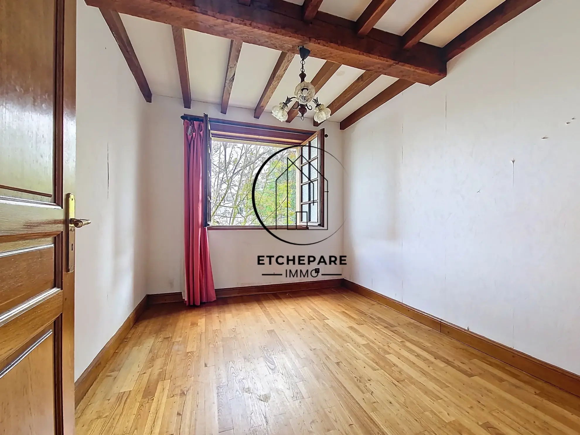 Grande maison de centre-ville à Mauléon-Licharre avec garage et terrain clôturé 