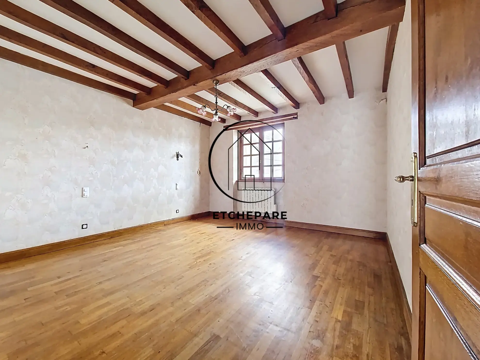 Grande maison de centre-ville à Mauléon-Licharre avec garage et terrain clôturé 