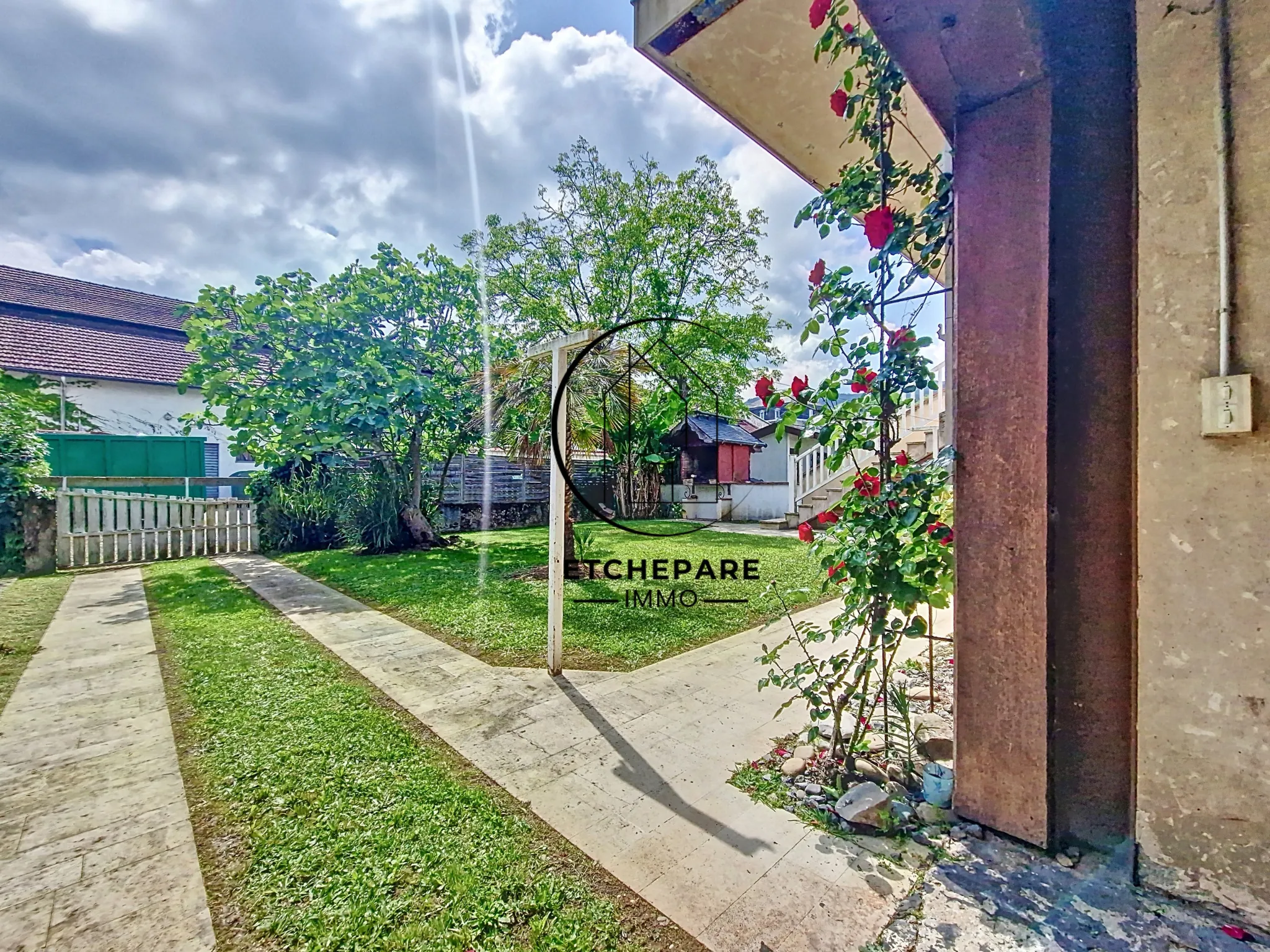 Grande maison de centre-ville à Mauléon-Licharre avec garage et terrain clôturé 