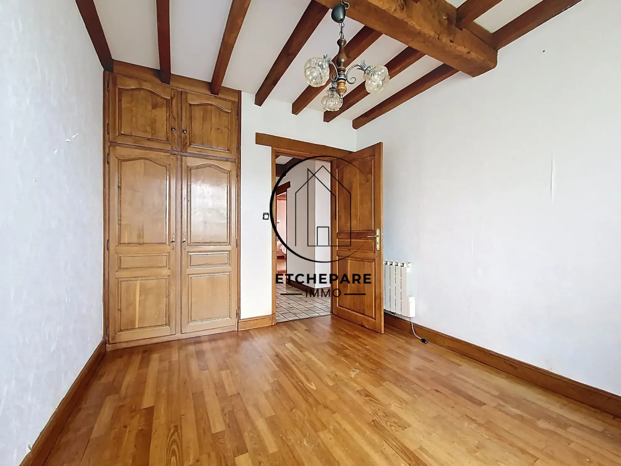 Grande maison de centre-ville à Mauléon-Licharre avec garage et terrain clôturé 