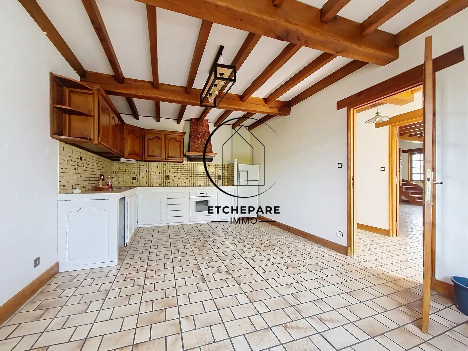 Grande maison de centre-ville à Mauléon-Licharre avec garage et terrain clôturé 