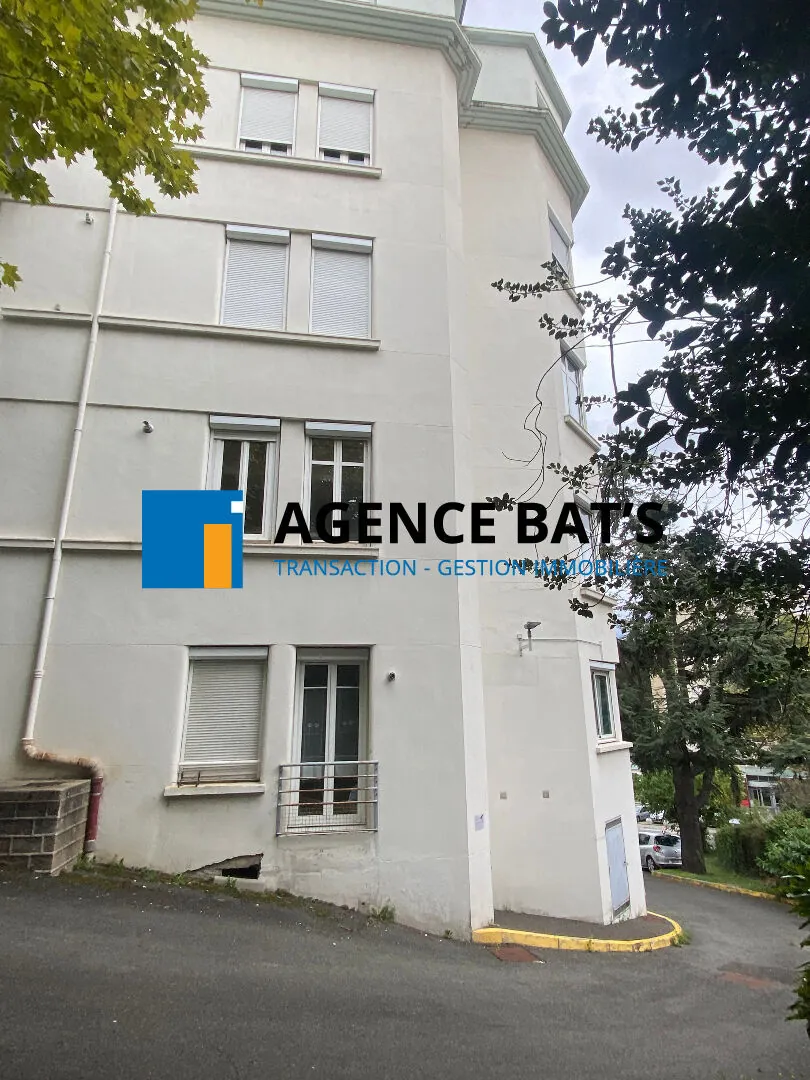 Appartement lumineux à Saint-Étienne avec 2 chambres, terrasse et parking sécurisé 