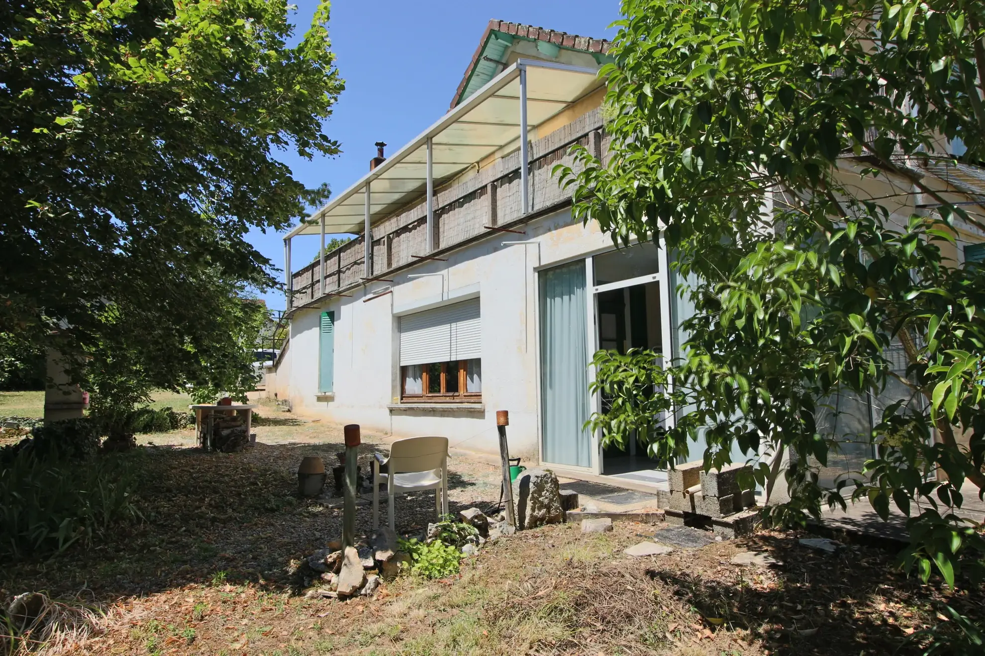 Maison en pierre à rénover avec grand jardin à Puy-l’Évêque 