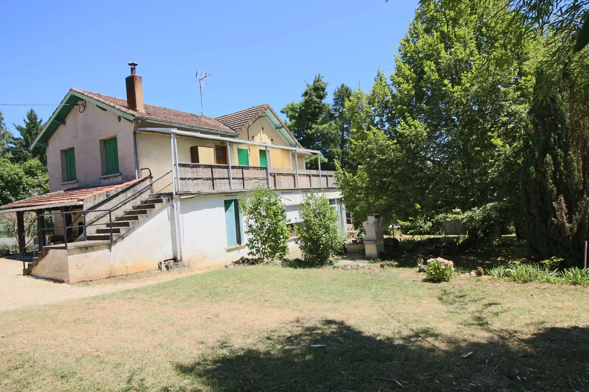 Maison en pierre à rénover avec grand jardin à Puy-l’Évêque 