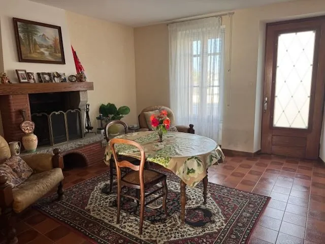 Maison à rénover avec grand terrain à Saint Jean d'Hermine - Opportunité d'investissement 