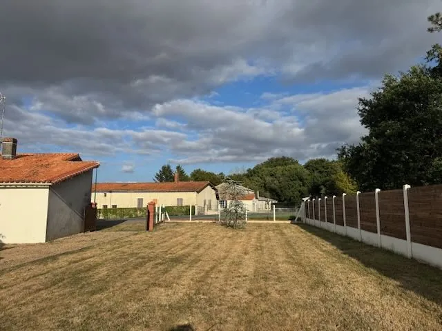 Maison à rénover avec grand terrain à Saint Jean d'Hermine - Opportunité d'investissement 