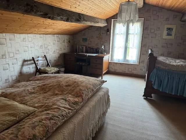 Maison à rénover avec grand terrain à Saint Jean d'Hermine - Opportunité d'investissement 