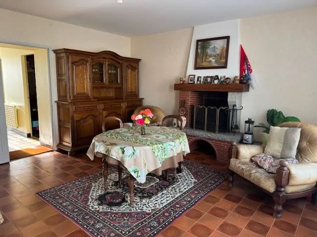 Maison à rénover avec grand terrain à Saint Jean d'Hermine - Opportunité d'investissement 