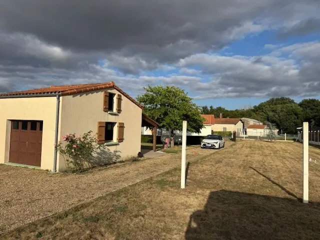 Maison à rénover avec grand terrain à Saint Jean d'Hermine - Opportunité d'investissement 