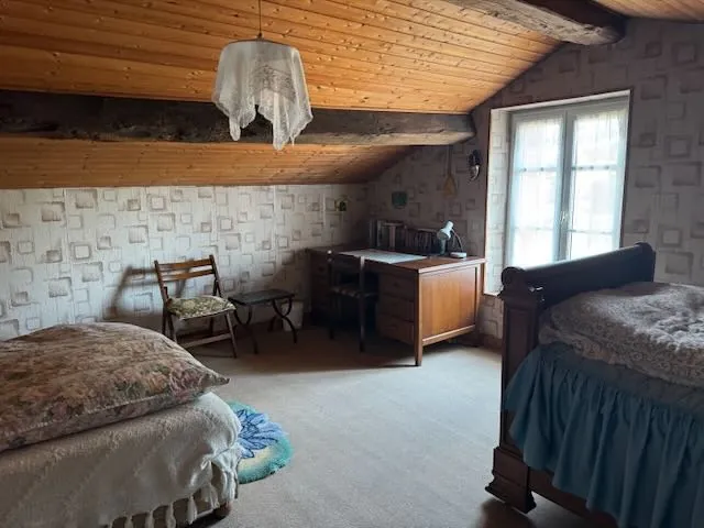 Maison à rénover avec grand terrain à Saint Jean d'Hermine - Opportunité d'investissement 