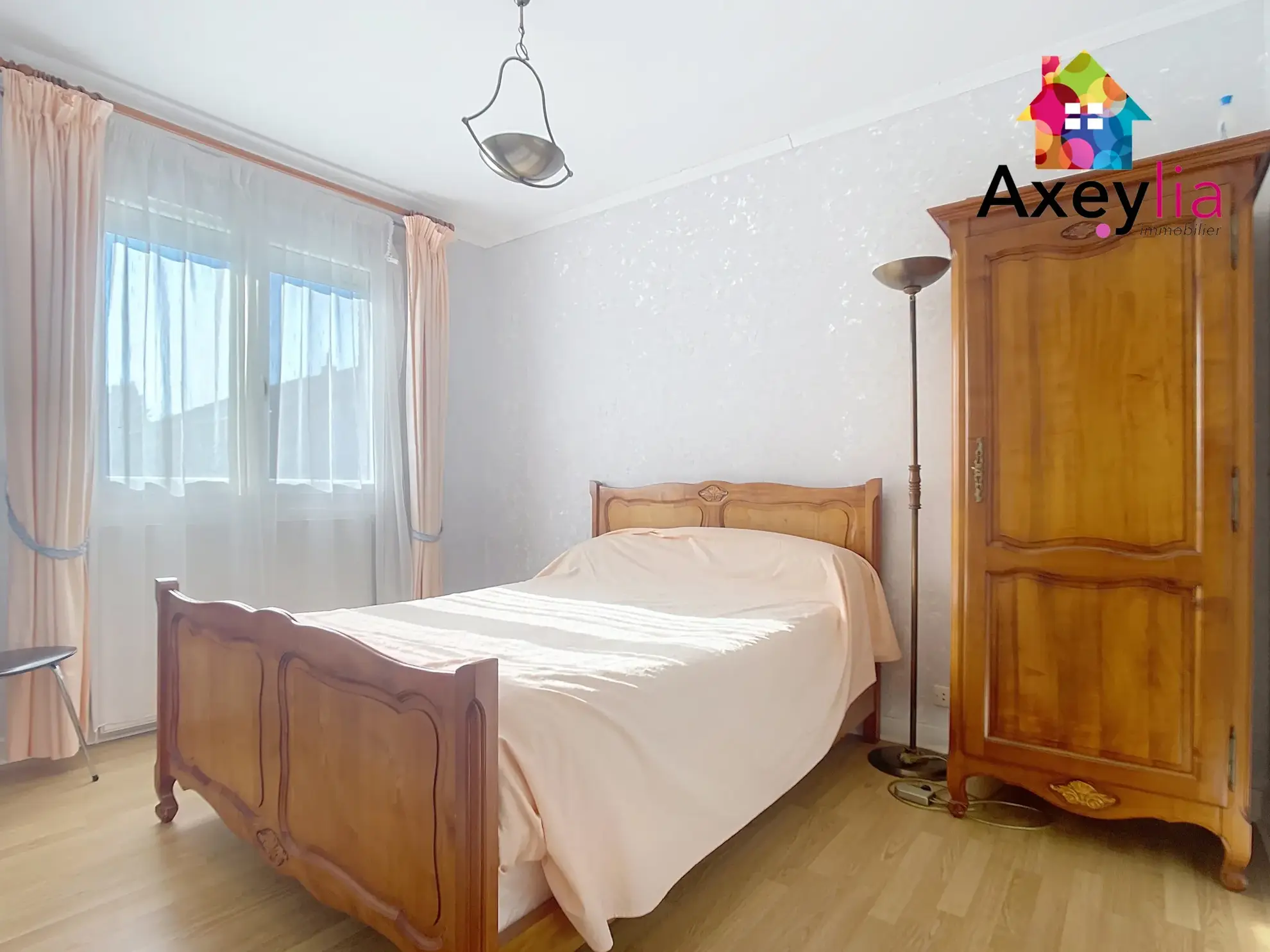 Maison à vendre à Mably avec jardin, garage et 2 chambres, secteur calme 