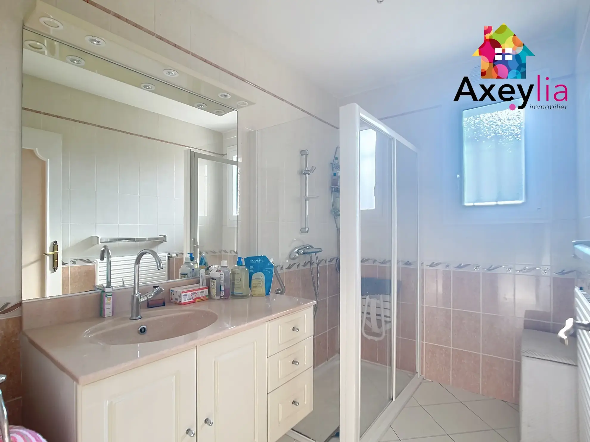 Maison à vendre à Mably avec jardin, garage et 2 chambres, secteur calme 