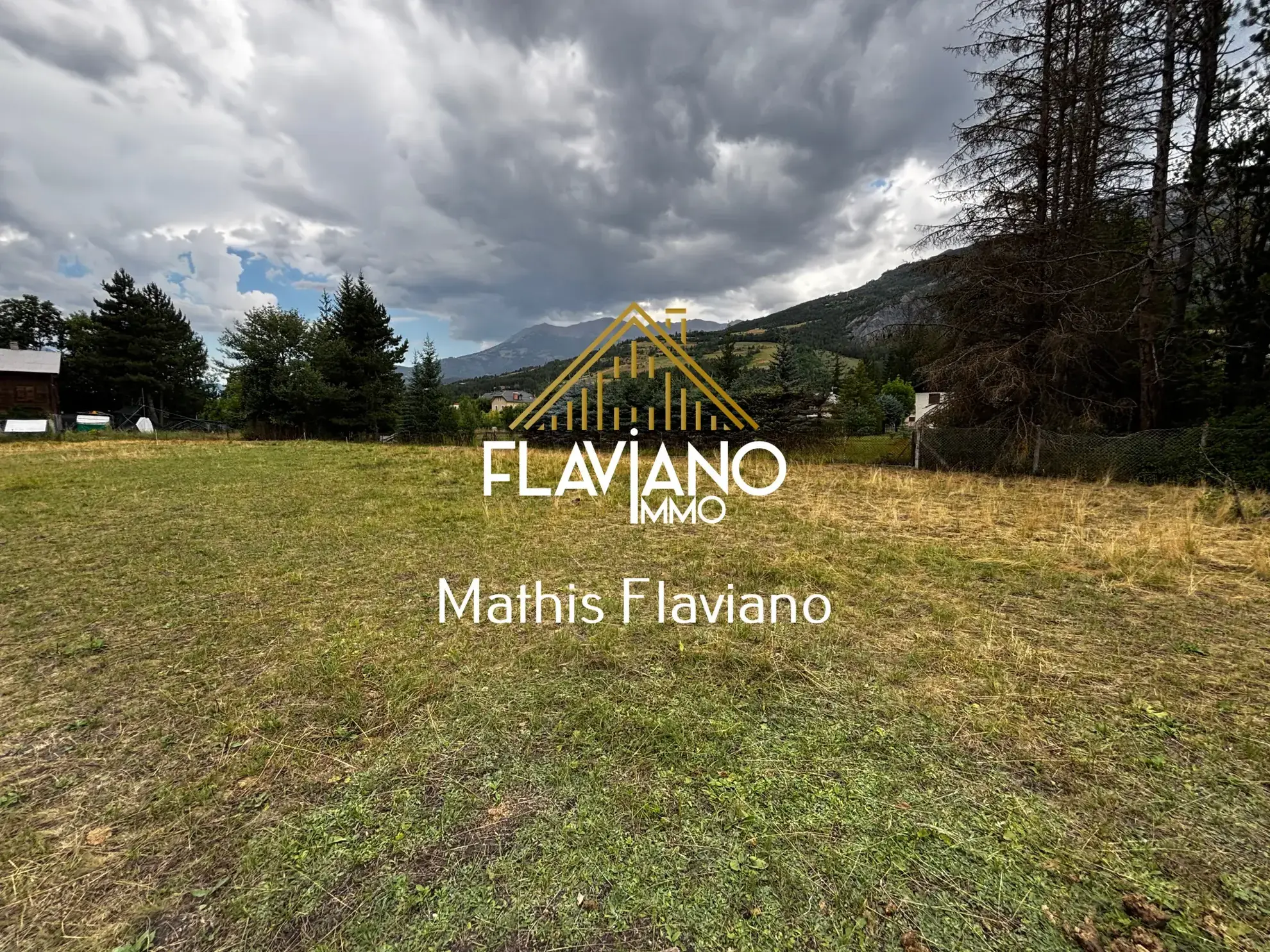 Terrain à bâtir viabilisé de 920 m² à Barcelonnette proche du centre-ville 