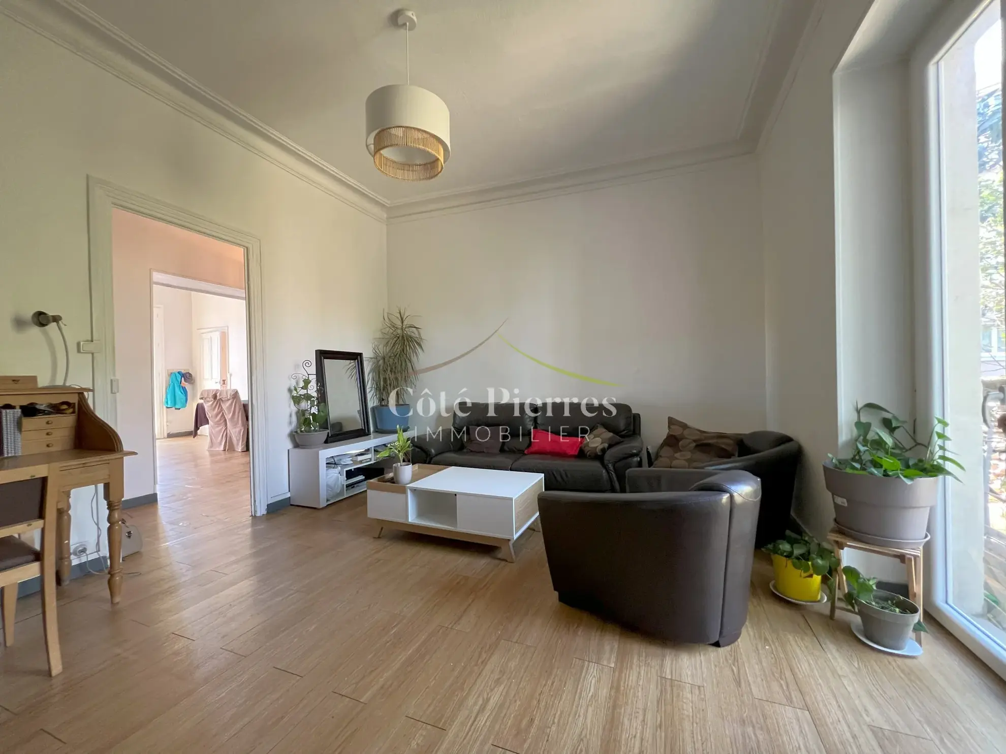 Appartement lumineux avec balcon et terrasse à Nîmes près de la gare 