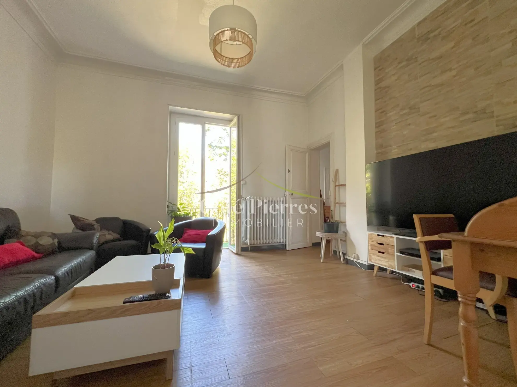 Appartement lumineux avec balcon et terrasse à Nîmes près de la gare 