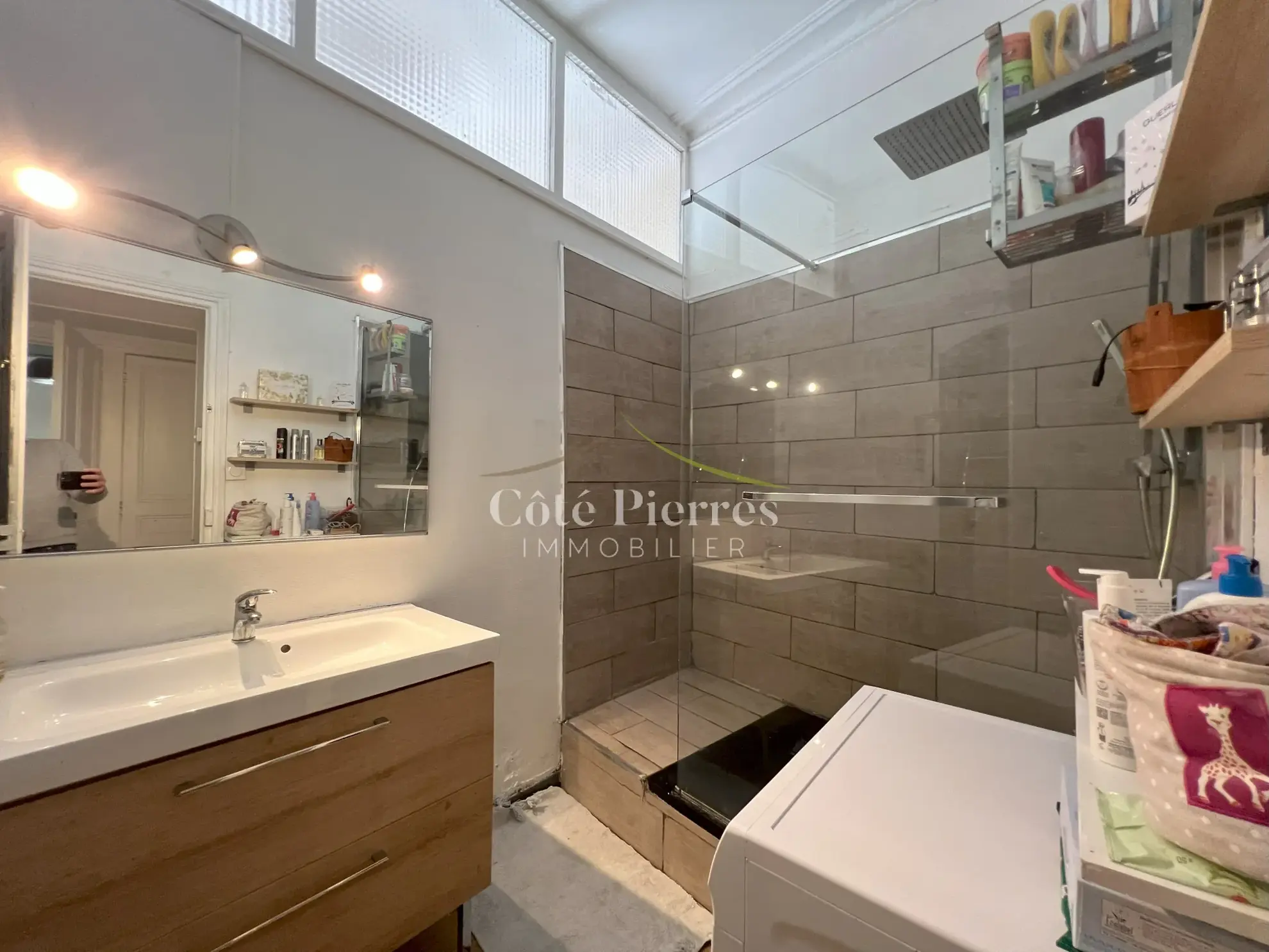 Appartement lumineux avec balcon et terrasse à Nîmes près de la gare 