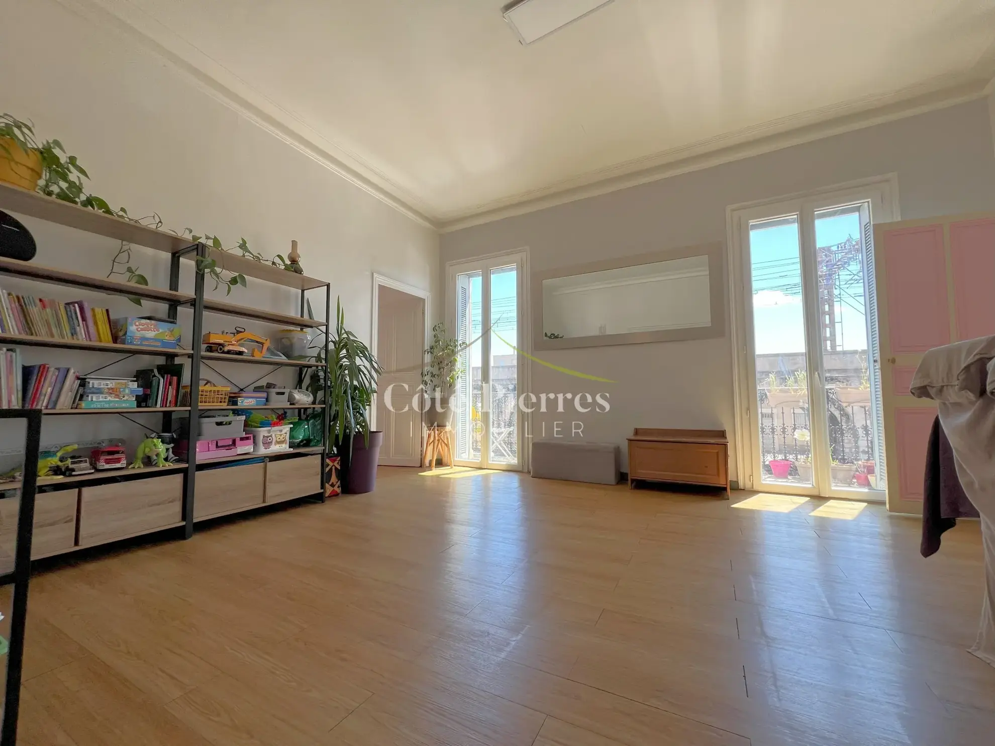 Appartement lumineux avec balcon et terrasse à Nîmes près de la gare 