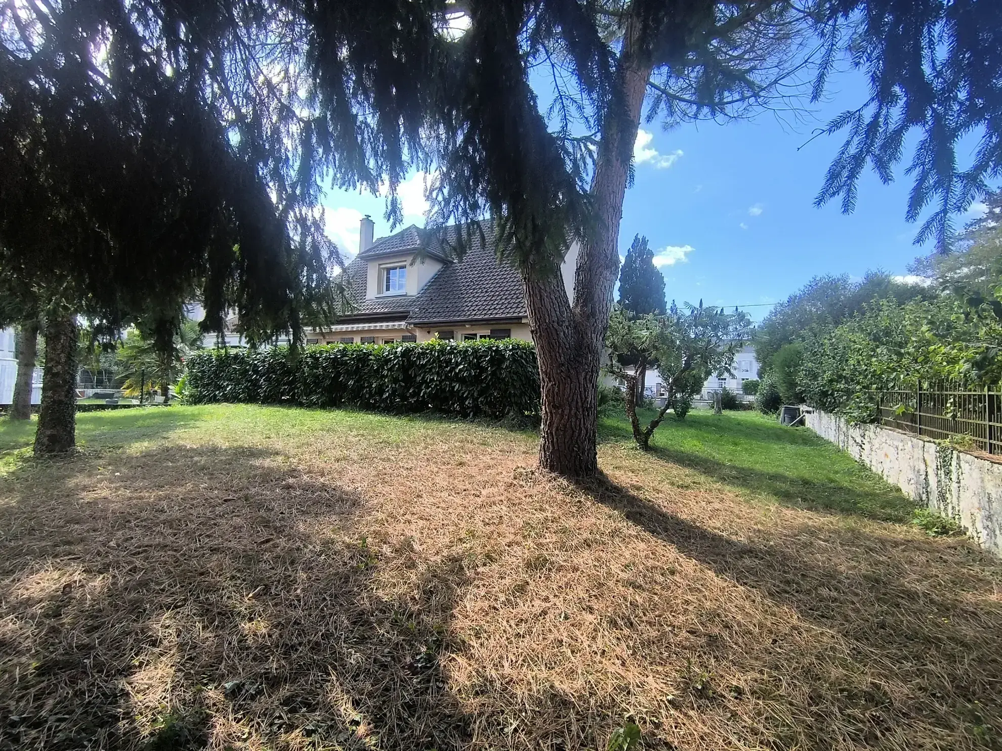 Maison familiale 5 pièces avec sous-sol à Château-Thierry, proche commodités 