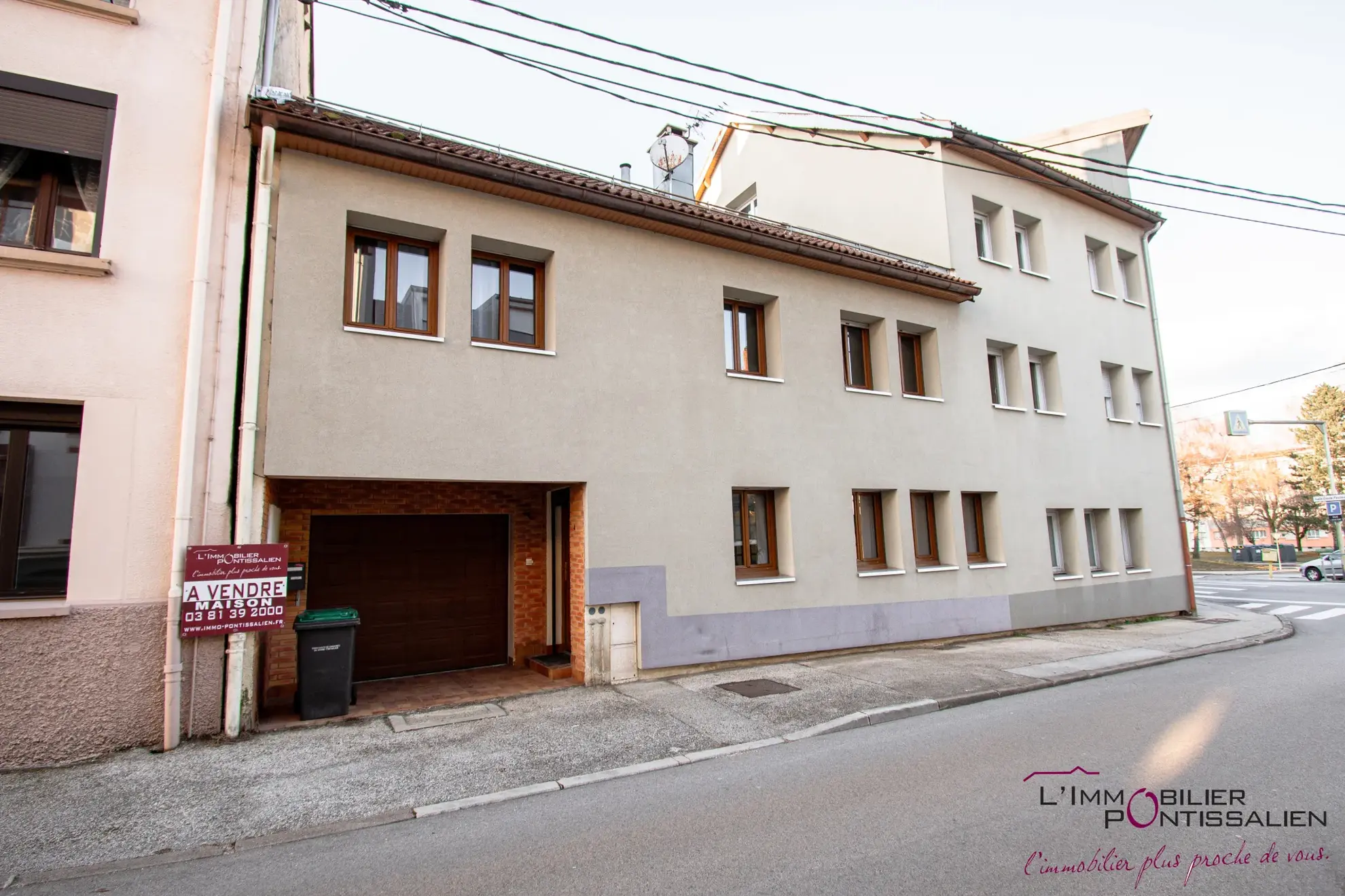 Maison mitoyenne de 127 m² avec terrasse, garage et 5 chambres au centre de Pontarlier 