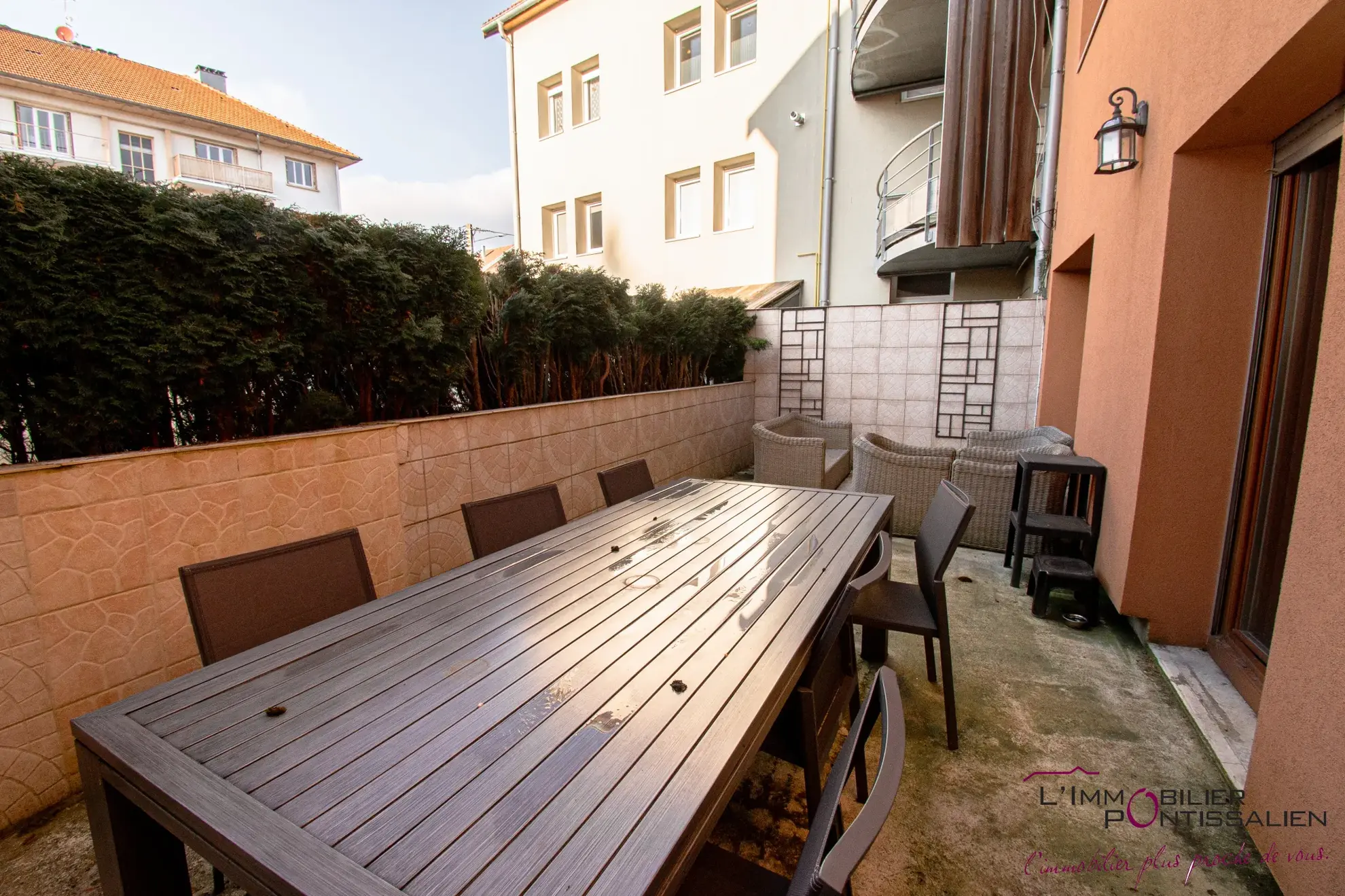 Maison mitoyenne de 127 m² avec terrasse, garage et 5 chambres au centre de Pontarlier 