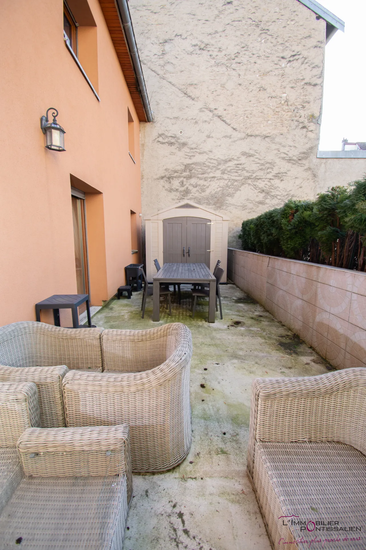 Maison mitoyenne de 127 m² avec terrasse, garage et 5 chambres au centre de Pontarlier 